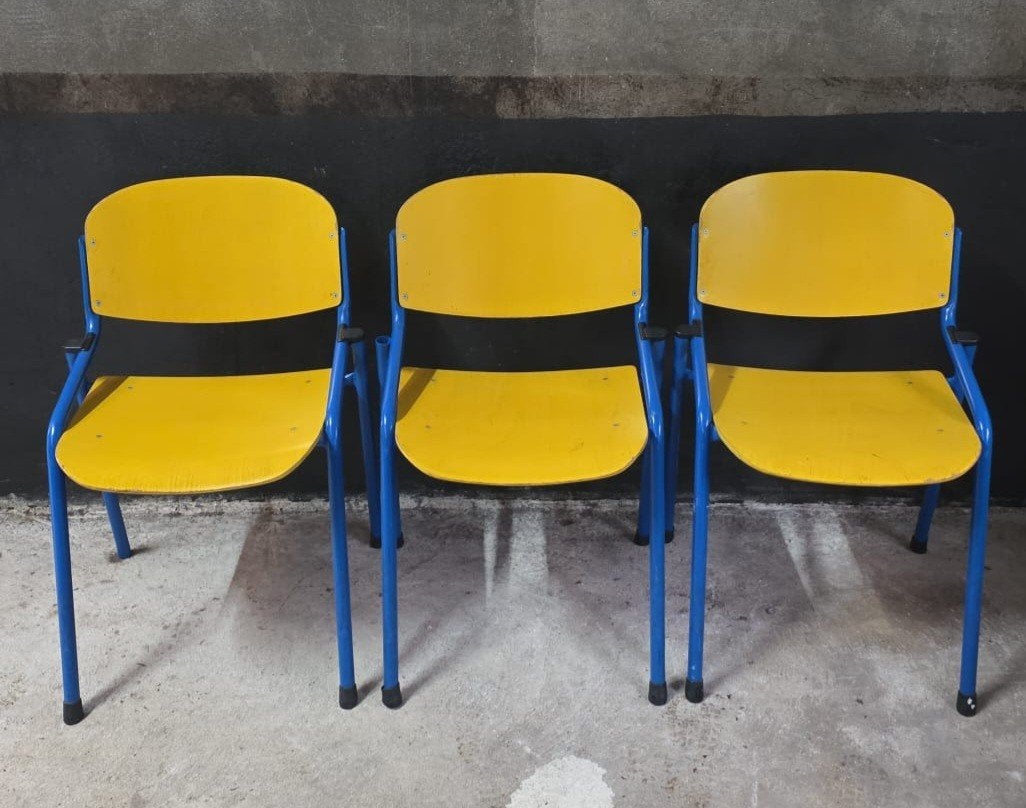 32 x Schoolstoelen geel blauw retro kantine stoelen horeca, Ophalen of Verzenden, Zo goed als nieuw, Blauw, Vijf, Zes of meer stoelen