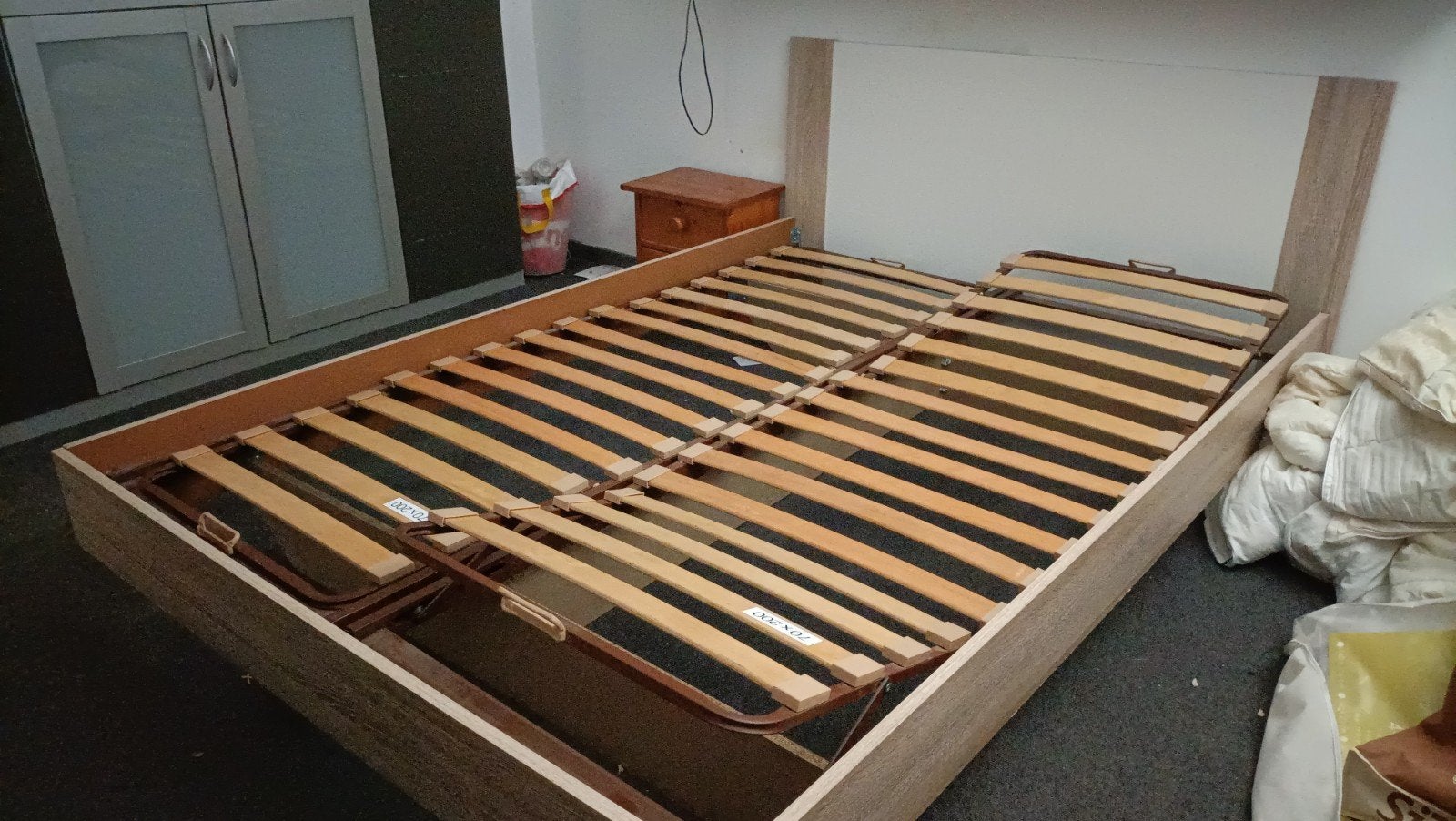 Gratis: Bed 140x200 met verstelbare bodems + nachtkastjes, Ophalen, Tweepersoons, 140 cm, 200 cm