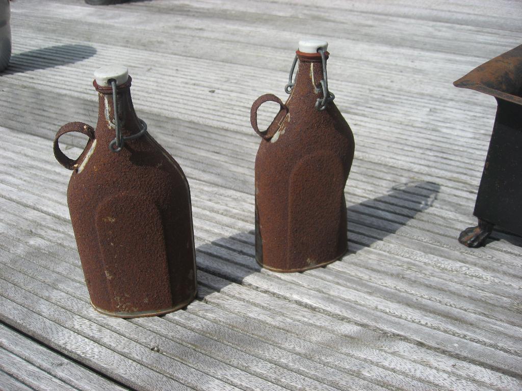 twee leuke brocante roest beugelflessen Sanitas, Verzenden