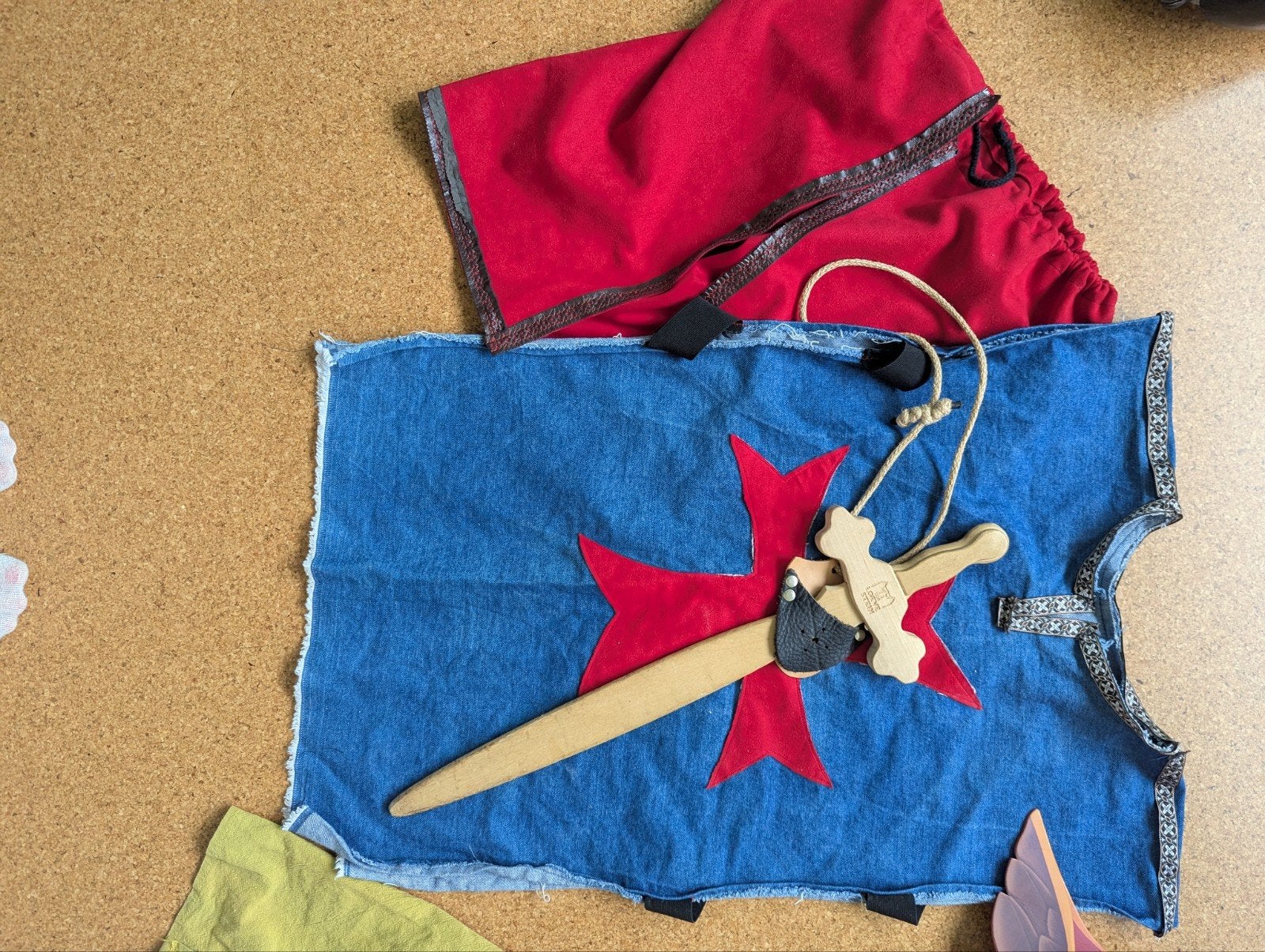 Ridderpak met cape en 2x houten zwaard, Ophalen of Verzenden, Gebruikt