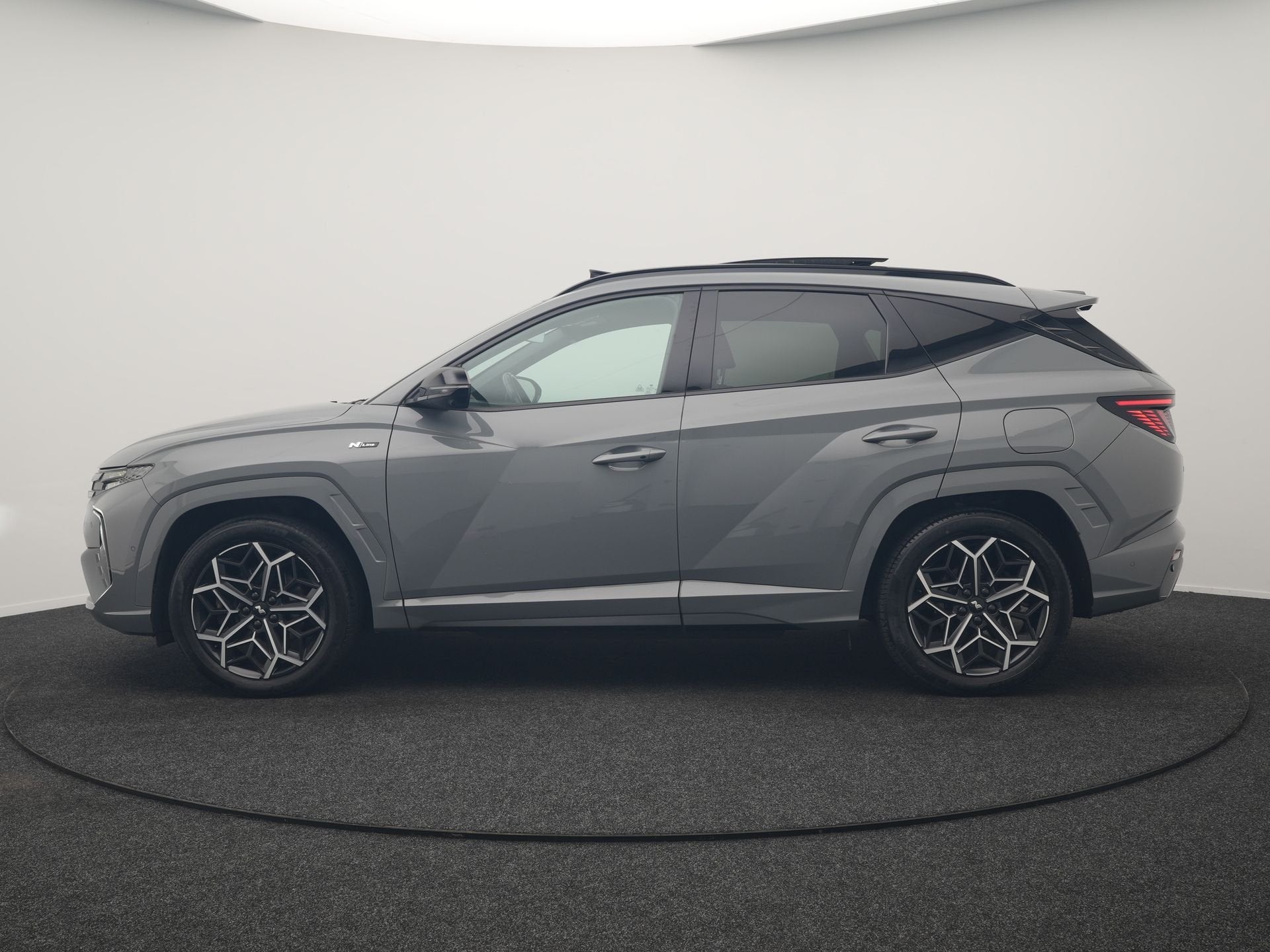Hyundai Tucson 1.6 T-GDI N Line 4WD PHEV 265pk Dealer O.H |, Auto's, Automaat, Gebruikt, Zwart, 4 cilinders