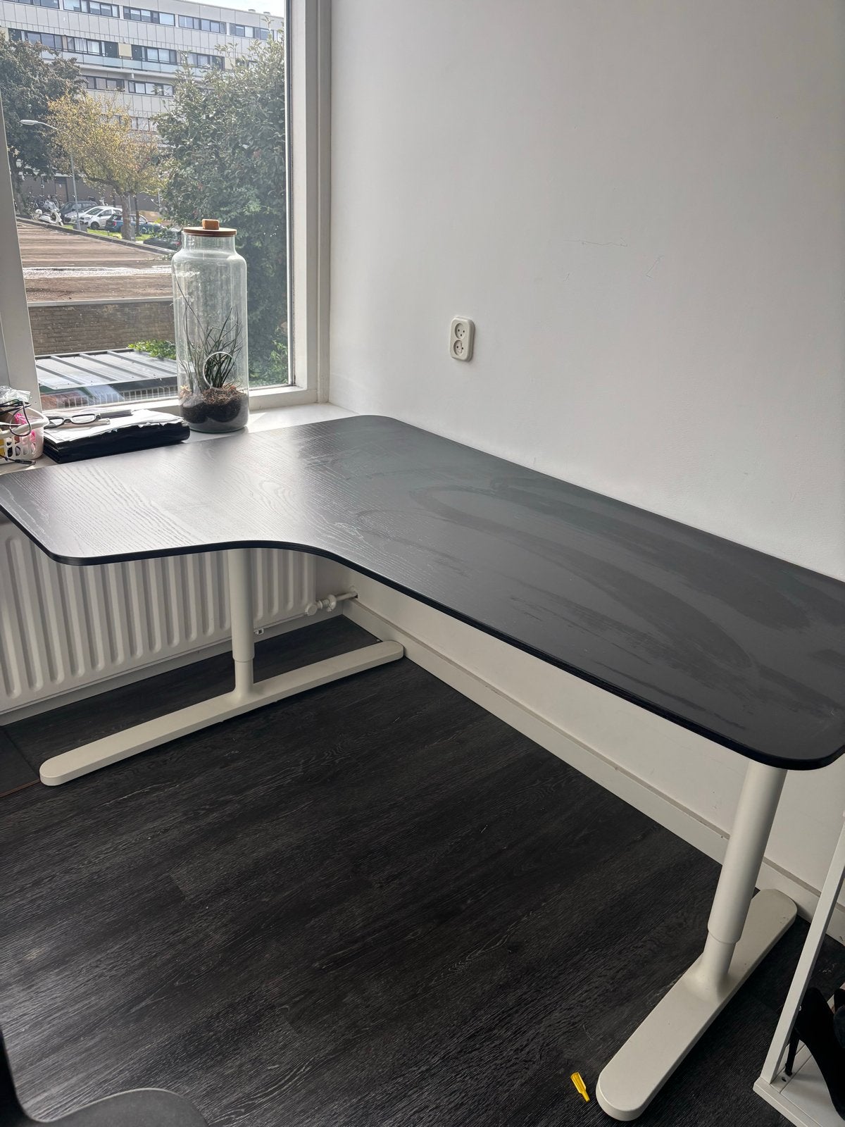 IKEA Hoekbureau 160 cm - Zwart blad, witte poten, Huis en Inrichting, Ophalen, Zwart, Hoekbureau, Zo goed als nieuw
