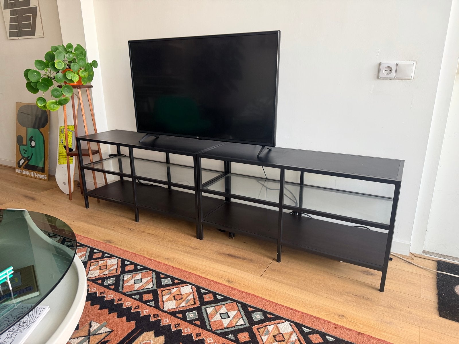 IKEA TV-meubel met glazen plank, Ophalen, 100 tot 150 cm, Minder dan 100 cm, 25 tot 50 cm