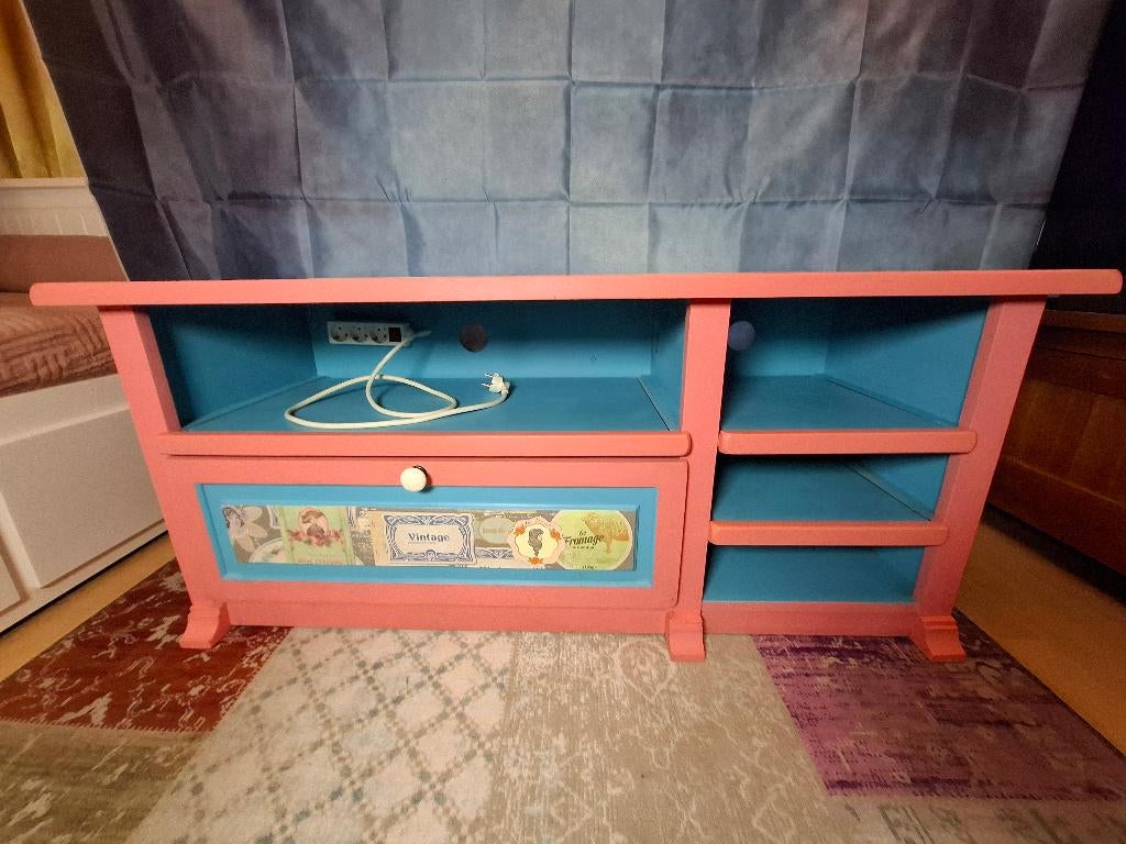 Kleurrijk upcycled TV-meubel (blauw/roze), Huis en Inrichting, Kasten | Televisiemeubels, Ophalen, Overige materialen, 100 tot 150 cm