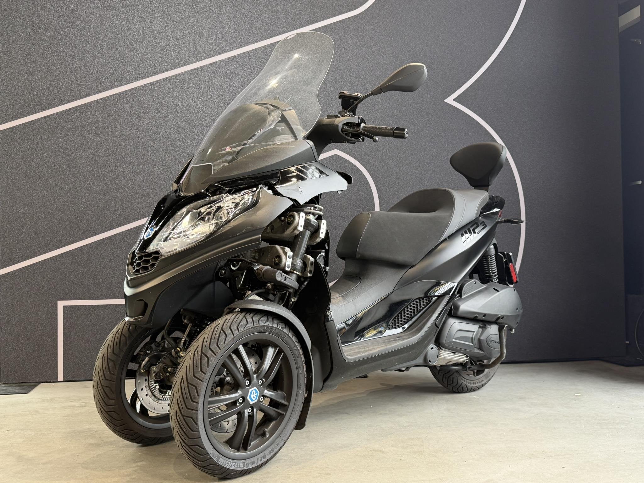 Piaggio 300 MP3 HPE SCHADE weinig gereden!, Scooter, ABS, Piaggio Vespa B.V., Minervum 7272
4817 ZM  Breda, NL