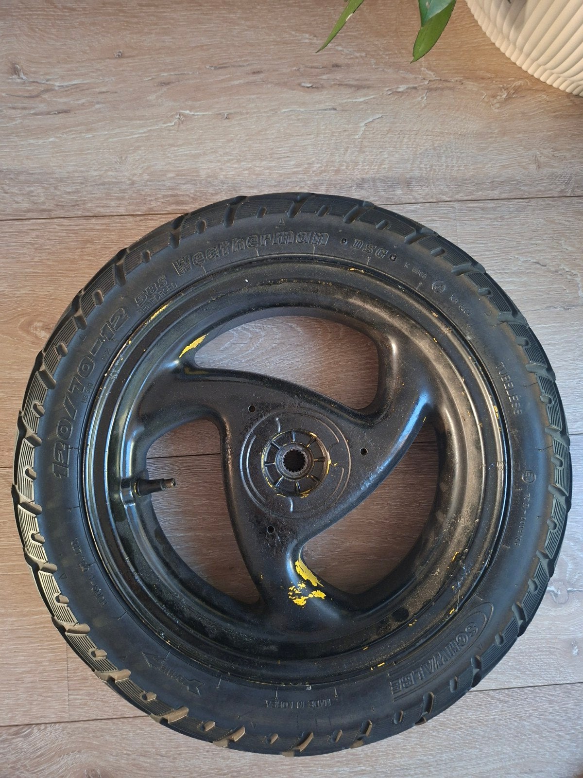 Achterband scooter 120/70-12 met velg, Fietsen en Brommers, Ophalen of Verzenden, Gebruikt, Overige typen