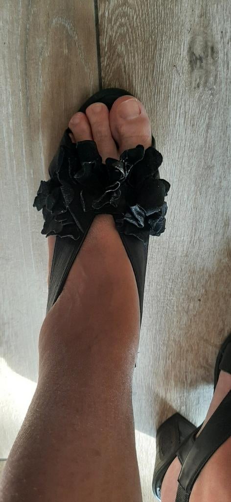 Zwarte lederen sandalen met bloem mt 38, Kleding | Dames, Ophalen of Verzenden, Zwart