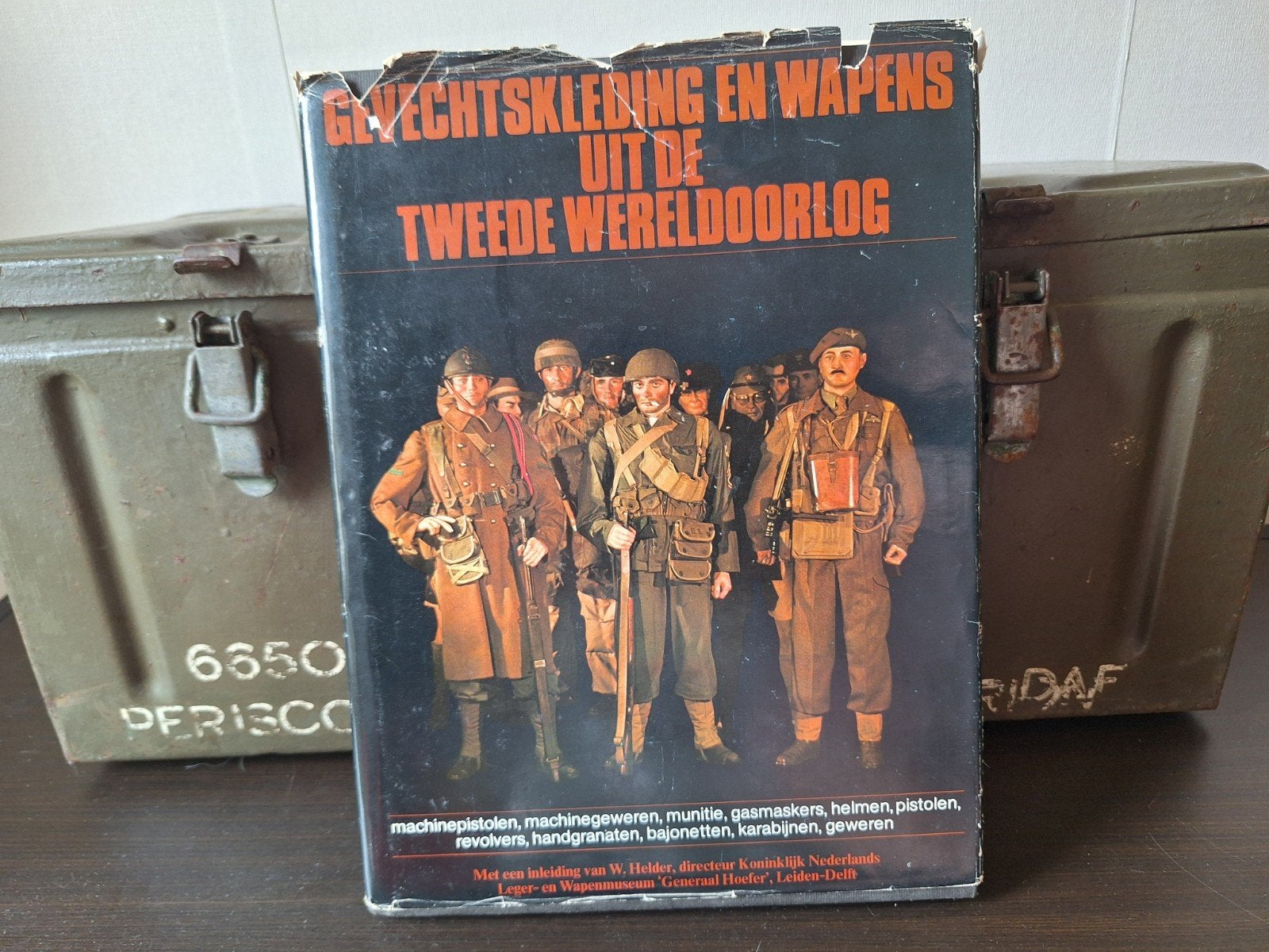 Gevechtskleding Wapens Menutie 2e wereldoorlog., Ophalen of Verzenden, Nederland, Boek of Tijdschrift