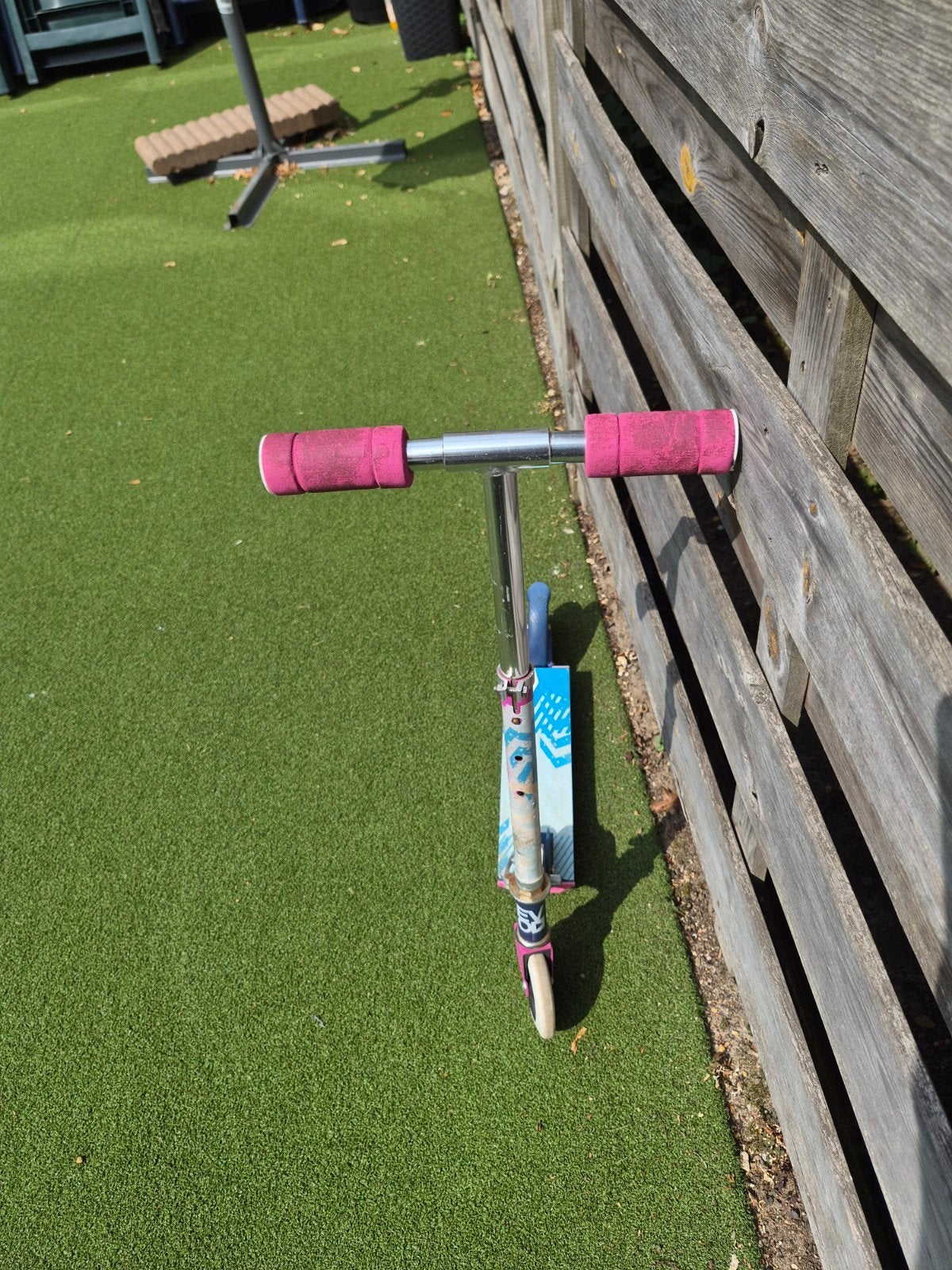 Stuntstep met roze handvatten - Gratis af te halen!, Fietsen en Brommers, Steps, Ophalen, Gebruikt, Gewone step