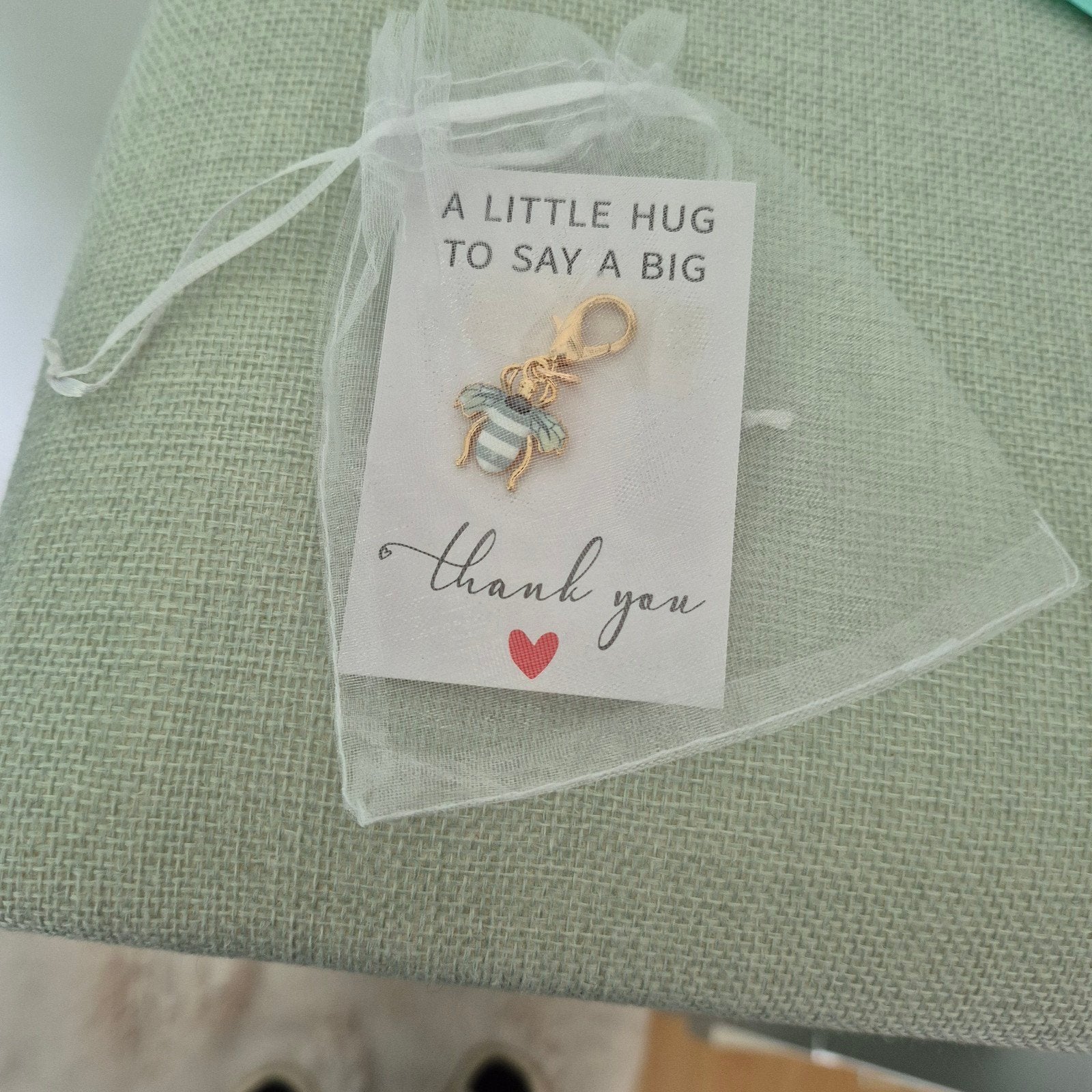 Nieuw Bijenbedeltje met 'Thank You' kaartje in organza zakje, Overige merken, Overige materialen, Nieuw, Ophalen of Verzenden