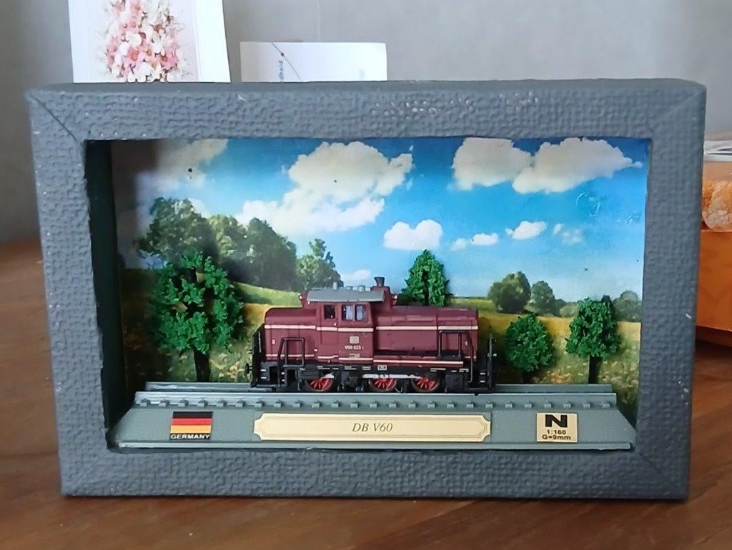 V60 Diorama decoratie schilderijtje, Locomotief, Gelijkstroom of Wisselstroom, Zo goed als nieuw, Ophalen