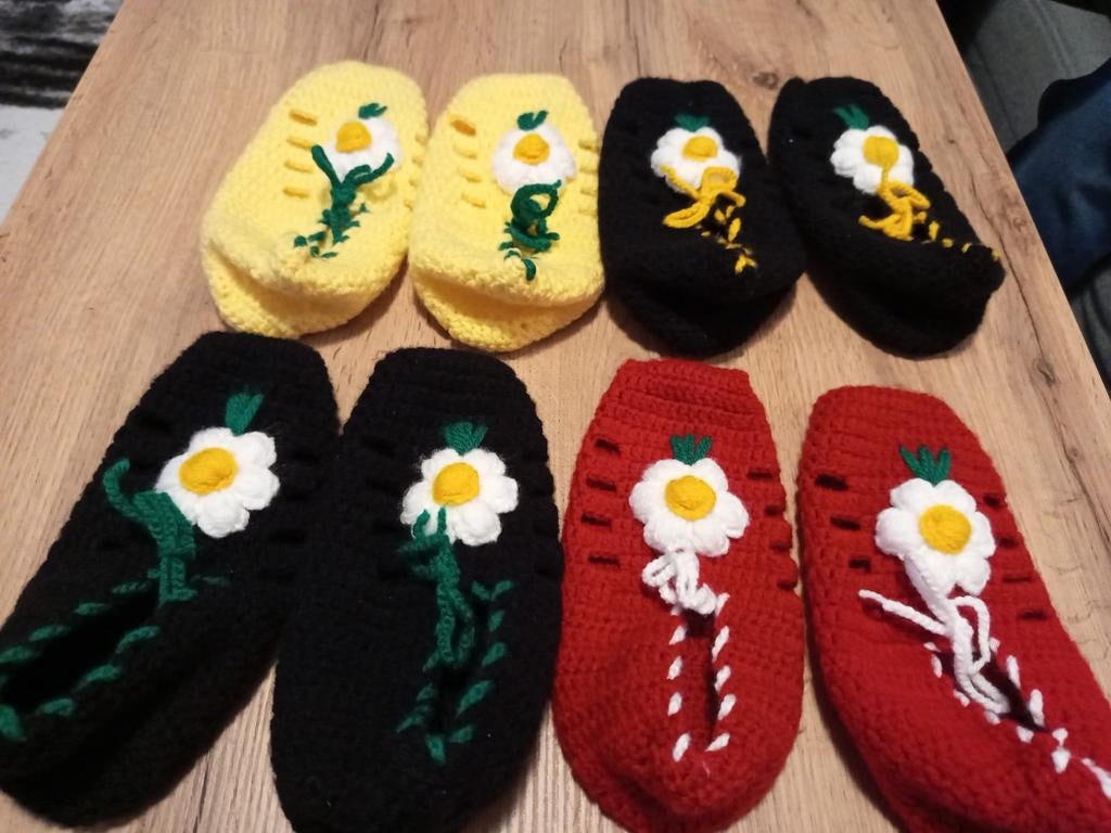 Gebreide pantoffel, Ophalen of Verzenden, Nieuw, Button of Speldje