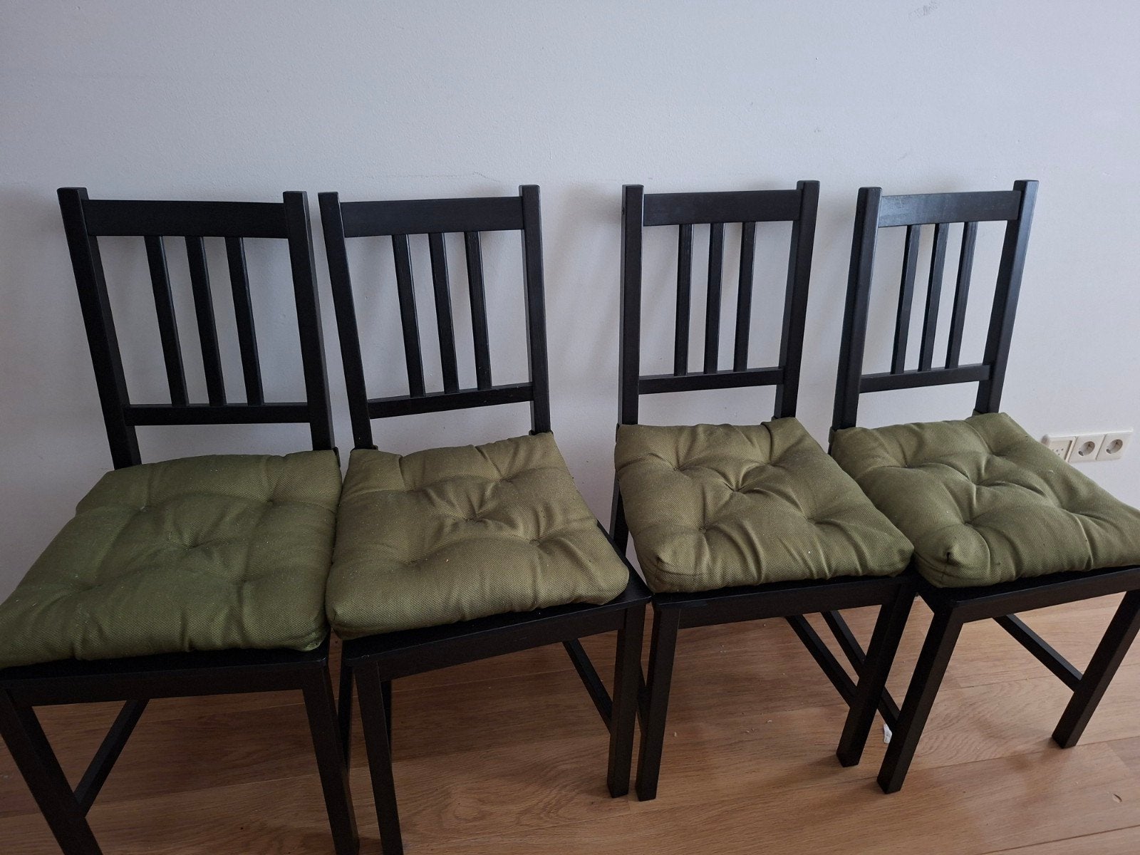 Set van 4 zwarte stefan ikea houten stoelen met groene kusse, Ophalen, Hout, Gebruikt, Zwart