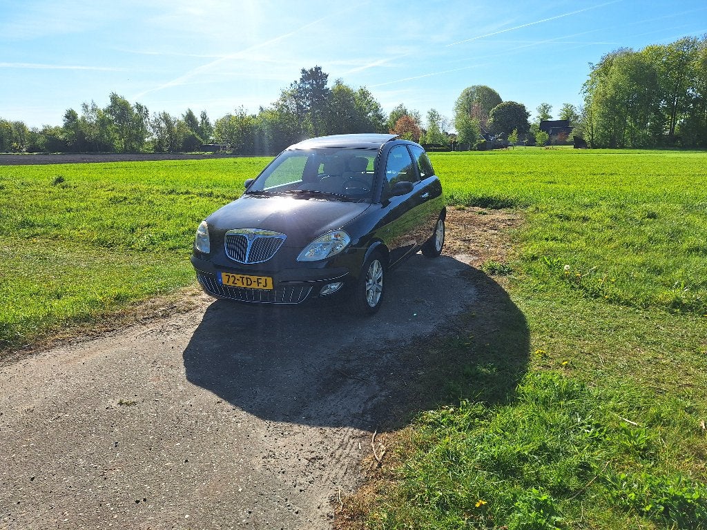 Lancia Ypsilon 1.2 16V Platino 2006 Zwart AIRCO  NAP