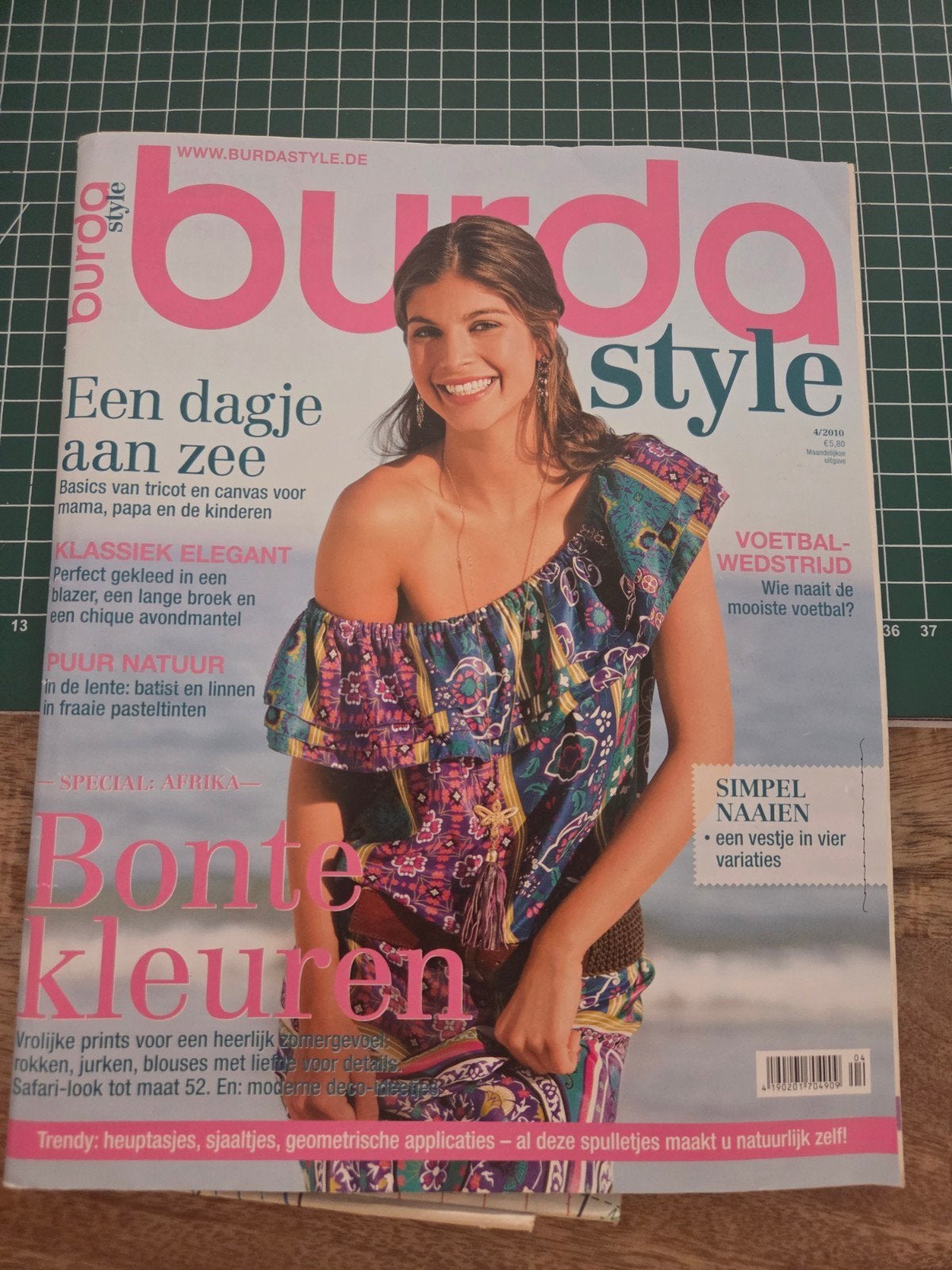 Burda Style 4/2010 - Bonte Kleuren, Ophalen of Verzenden