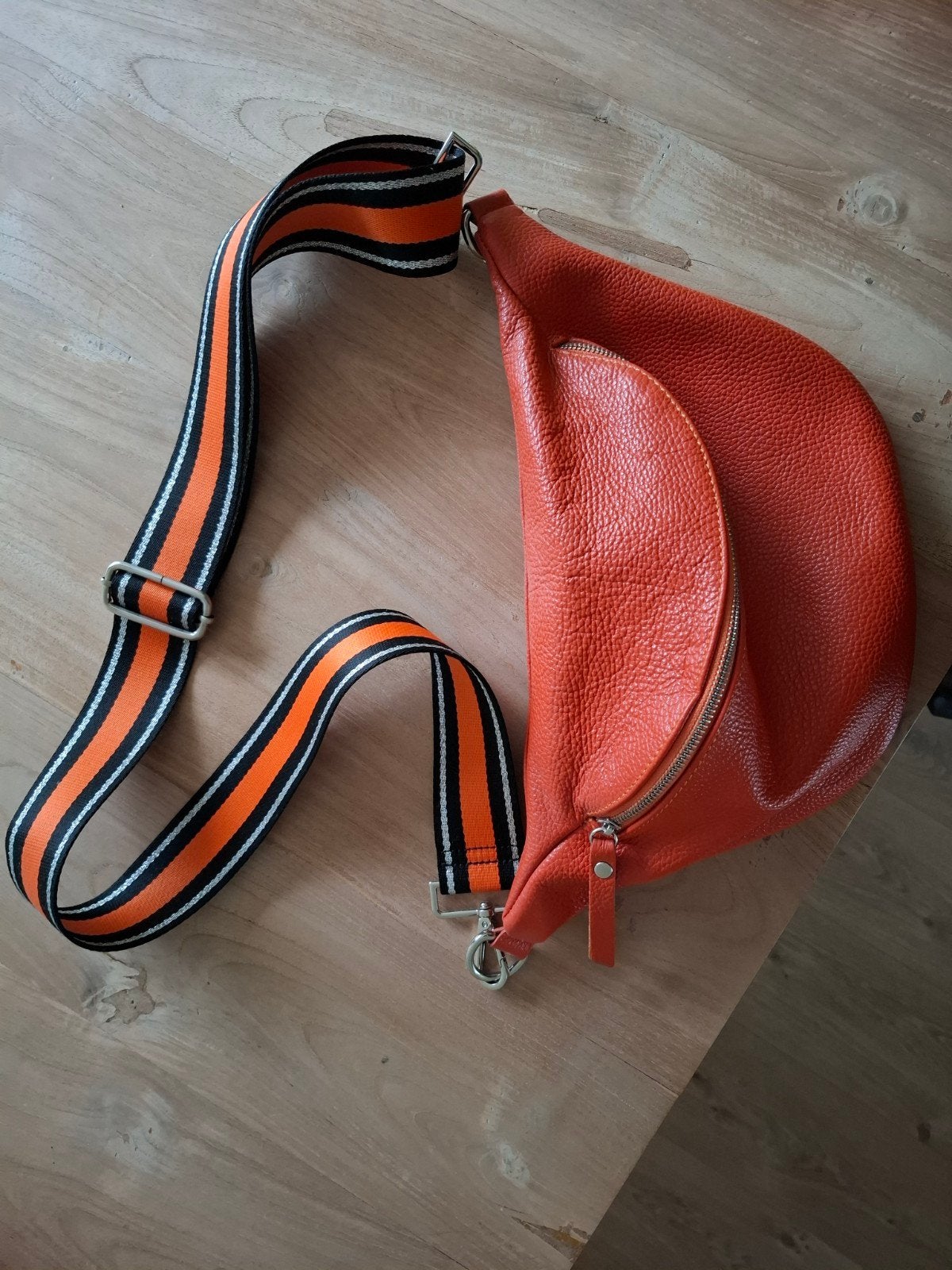 Qischa oranje leren crossover tas, Sieraden, Tassen en Uiterlijk, Ophalen of Verzenden, Zo goed als nieuw, Oranje, Overige typen