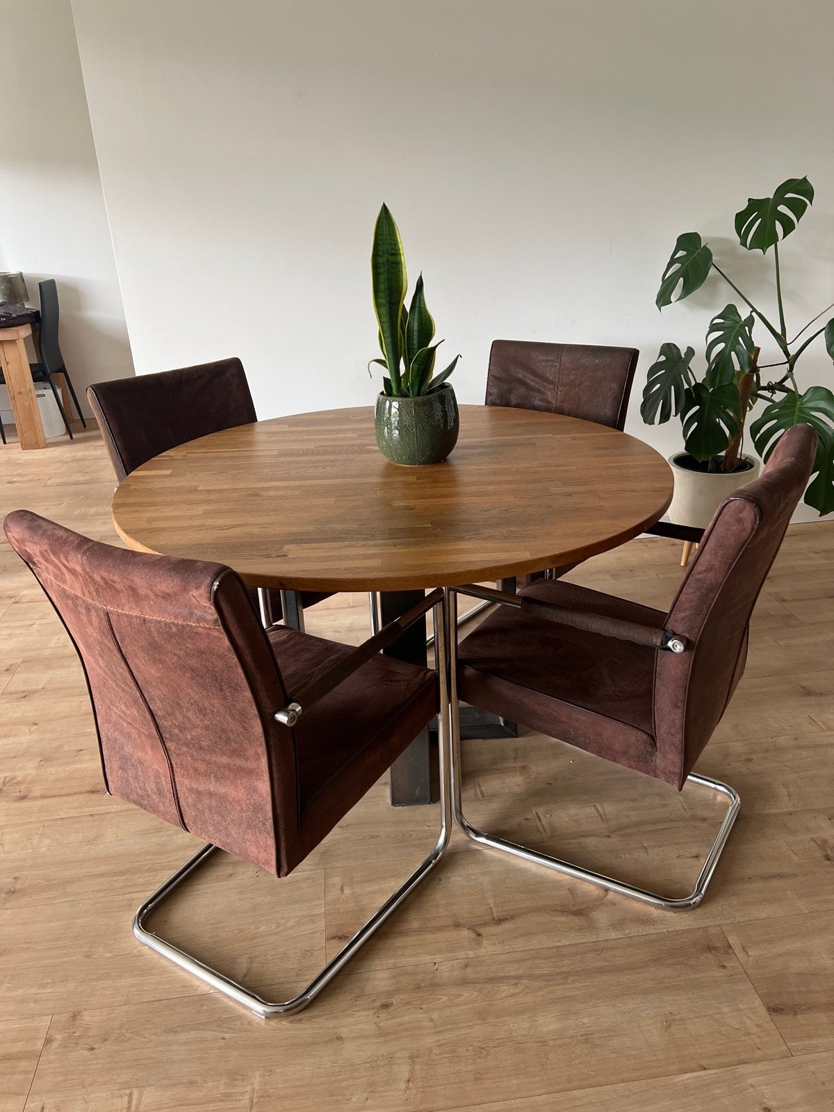 Ronde eettafel met 4 stoelen - massief eikenhout, Ophalen, Gebruikt, 100 tot 150 cm, Vier personen