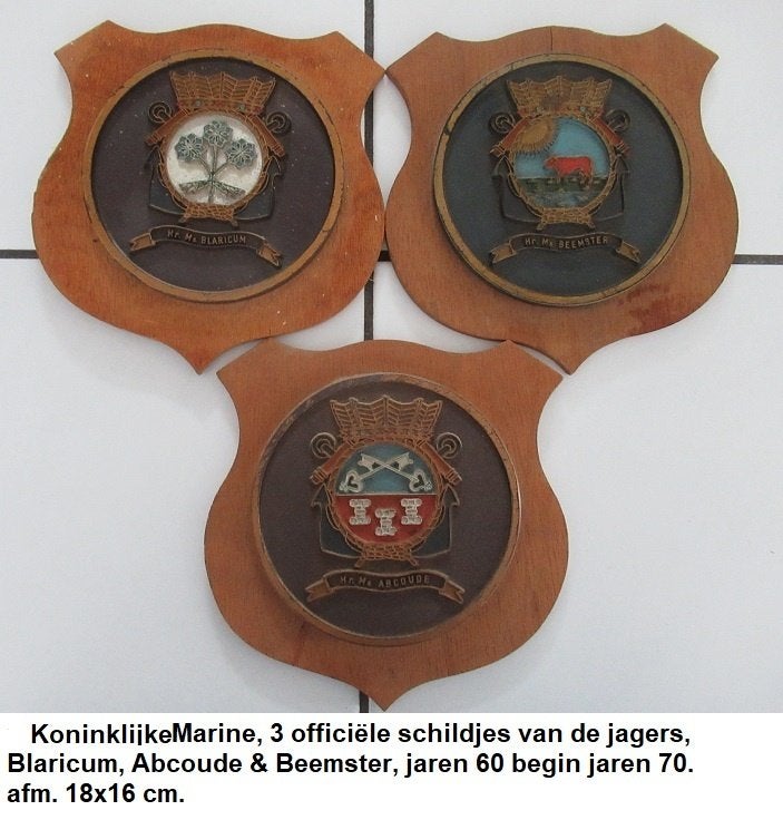 Koninklijke Marine, 3 originele wapenschildjes, mijnenjagers, Ophalen of Verzenden, Marine, Nederland, Embleem of Badge