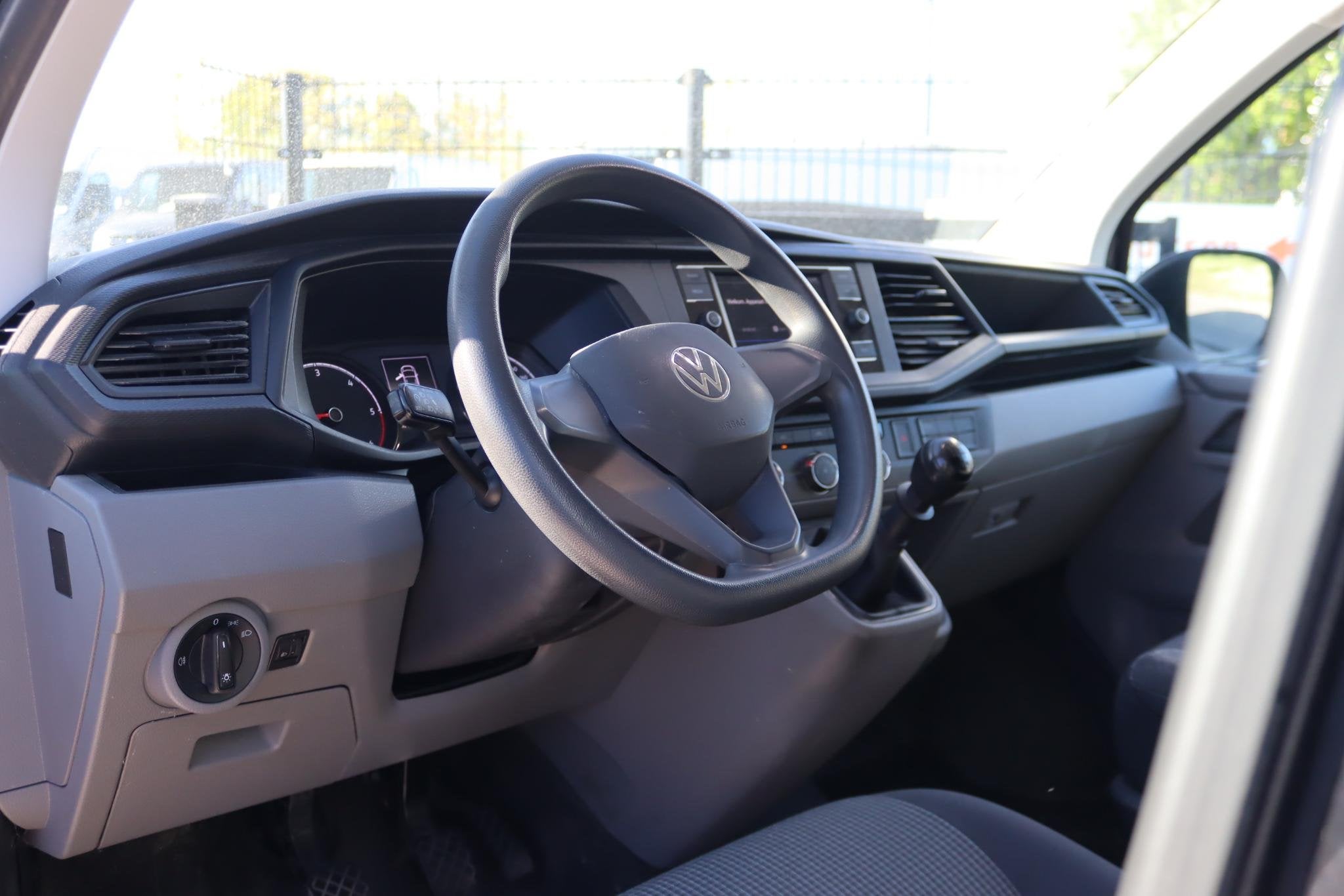 Volkswagen Transporter 2.0 TDI L2H1 110PK, App Connect, Crui, Voorwielaandrijving, 1849 kg, Stof, Gebruikt