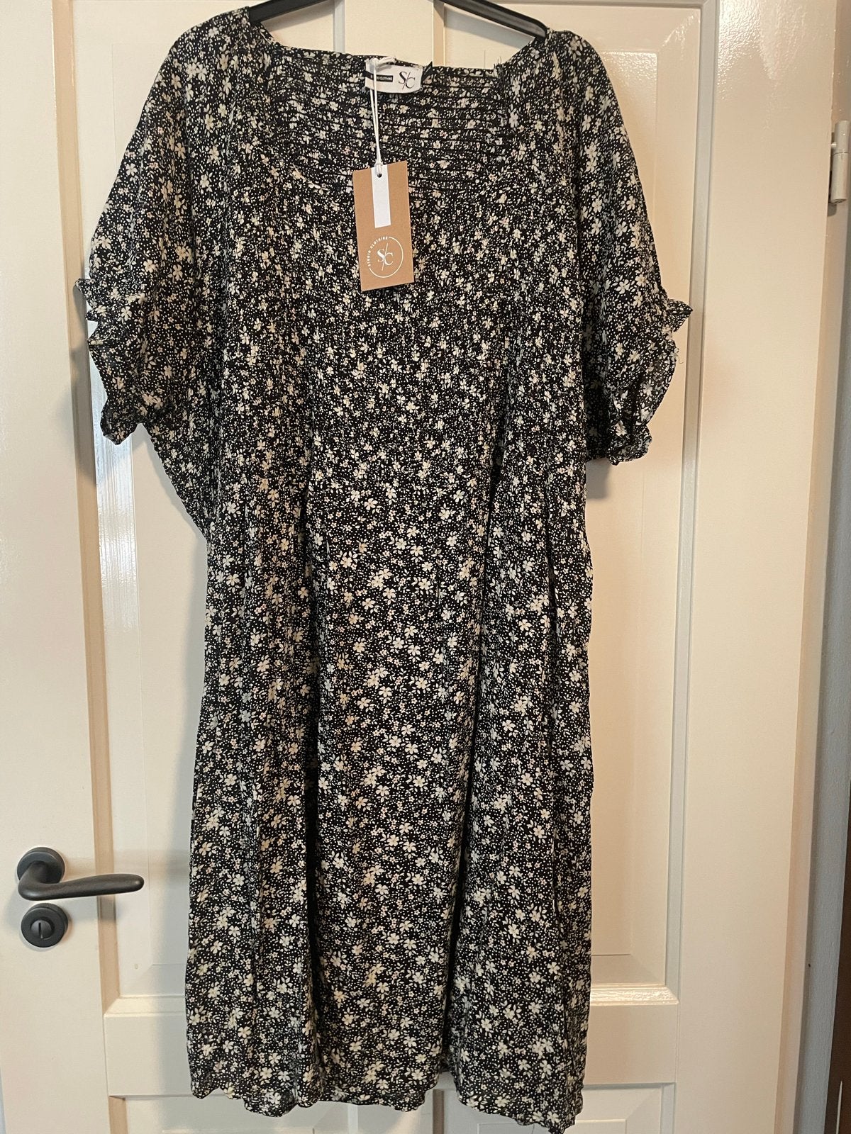 Nieuwe Studio Clothing Ann-Britt Jurk met Bloemen maat 50/52, Kleding | Dames, Grote Maten, Ophalen of Verzenden, Nieuw, Zwart