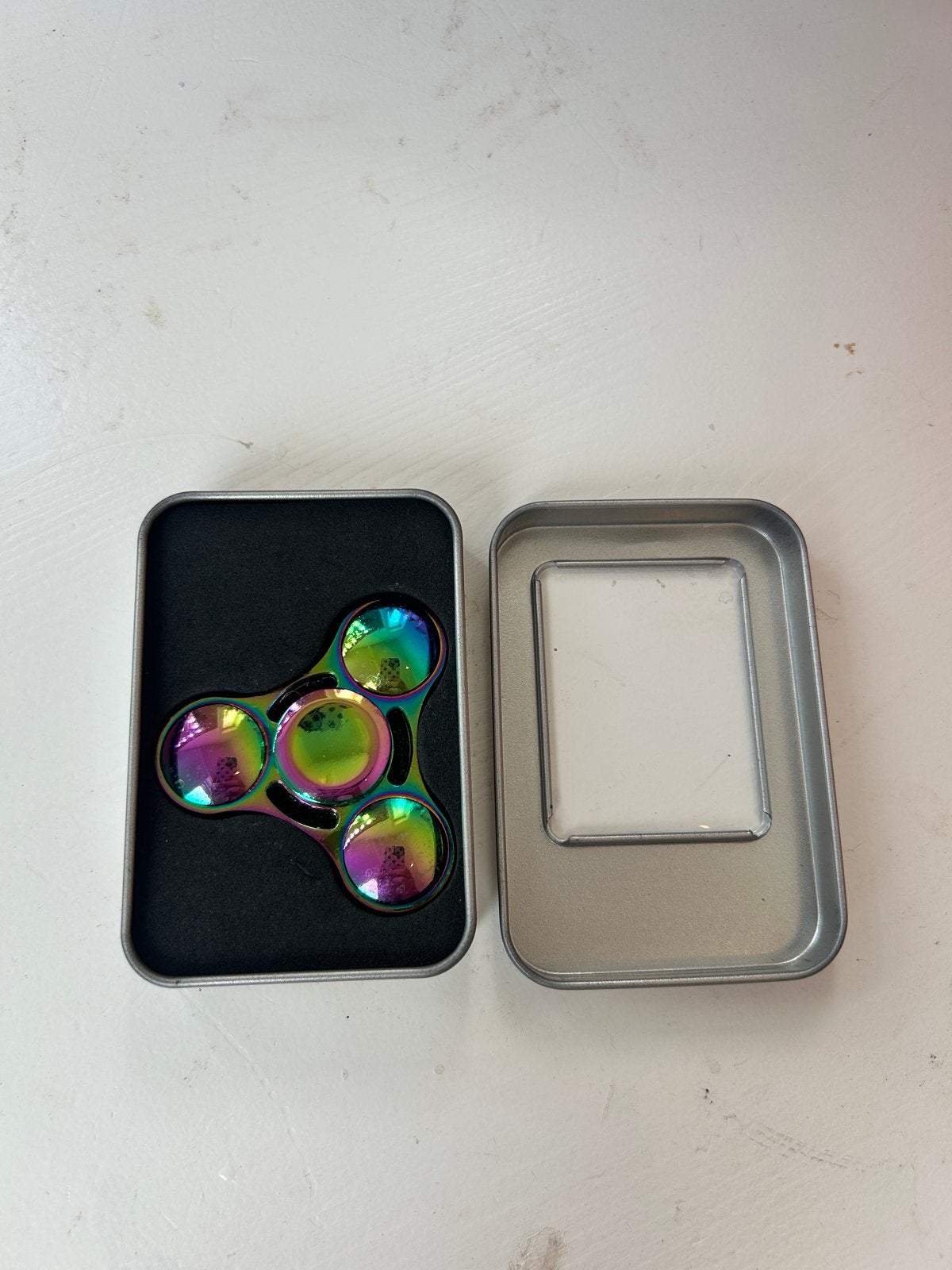 Kleurrijke Fidget Spinner in metalen doosje, Ophalen of Verzenden, Zo goed als nieuw
