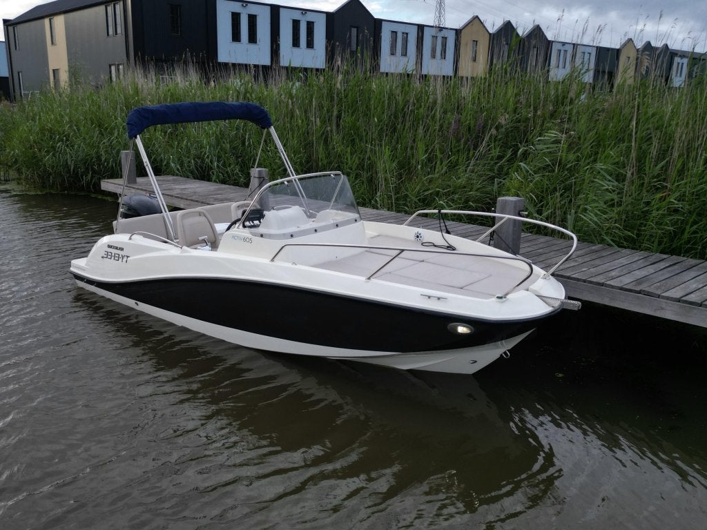 Quicksilver 605 Sundeck - 150 pk Mercury | 65 km/u | 465 hr.