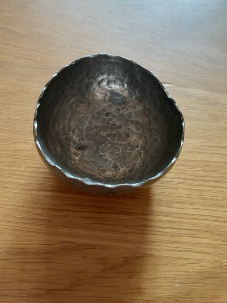 Handgehamerd Tinnen Miniatuur Schaaltje - Merk KW, Antiek en Kunst, Verzenden