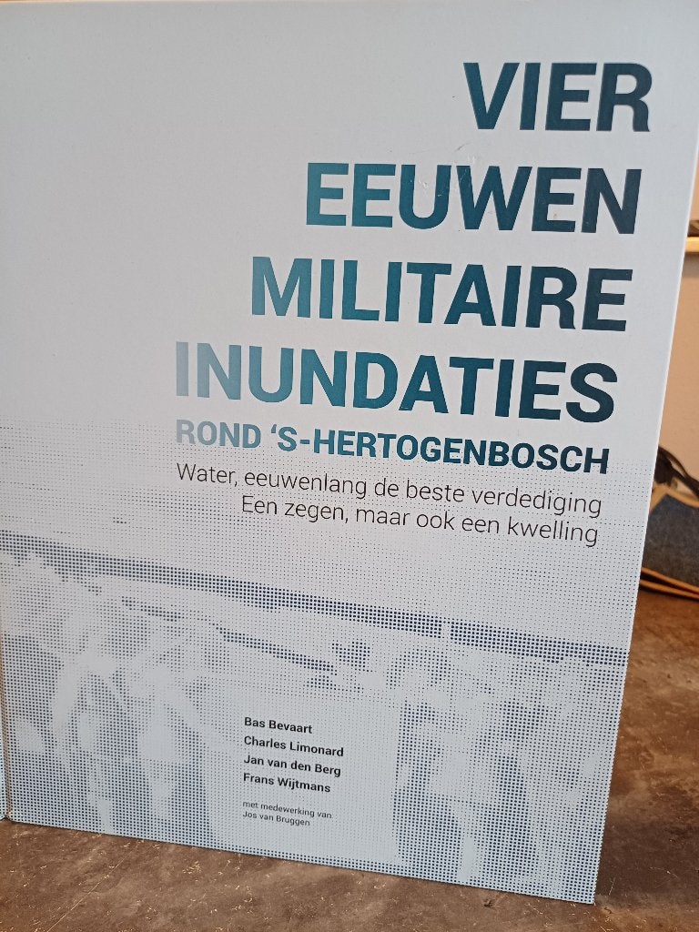 4 EEUWEN MIILITAIRE INUNDATIES/  DEN BOSCH, Boeken, Ophalen of Verzenden, Zo goed als nieuw
