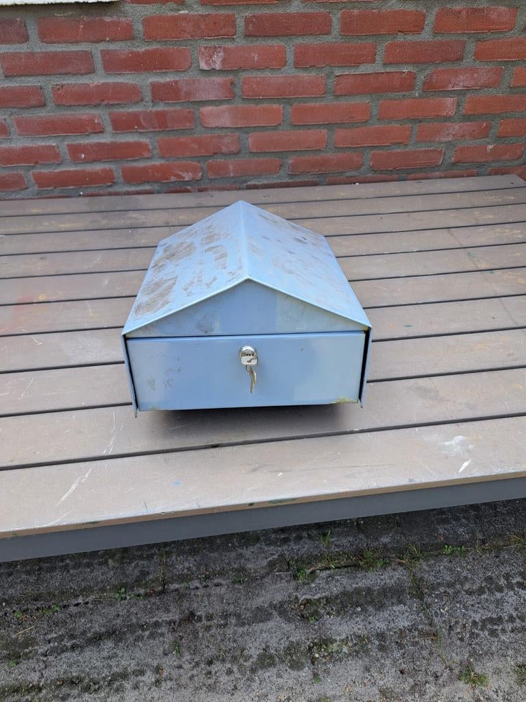 Brievenbus voor op een paal - met sleutels, Tuin en Terras, Brievenbussen, Ophalen of Verzenden, Gebruikt, Staal, Staande brievenbus