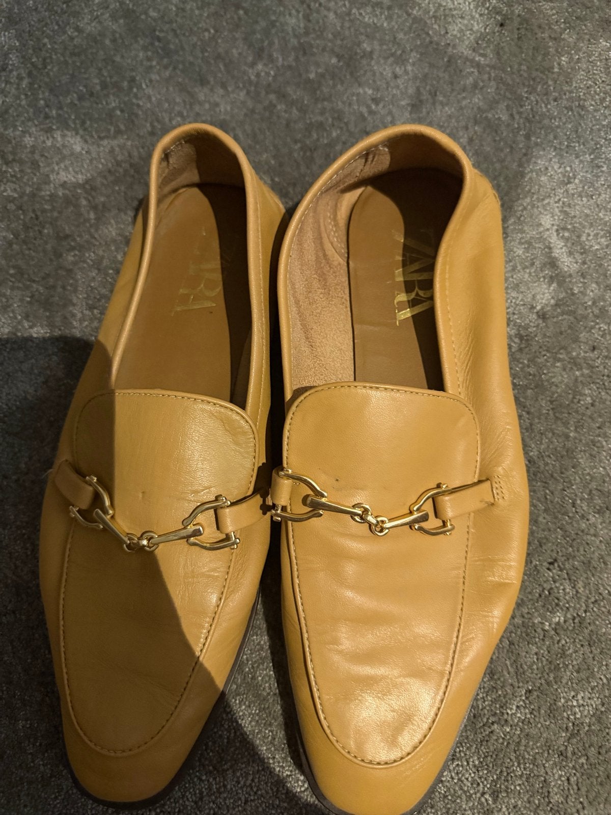 Zara instappers met gouden ketting - Maat 39, Kleding | Dames, Verzenden, Gedragen, Bruin, Instappers