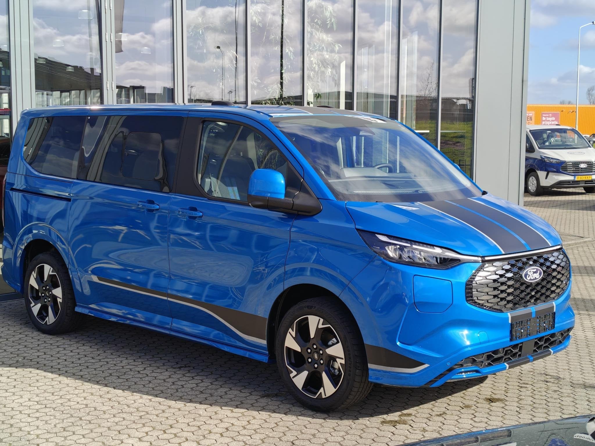 Ford E-Tourneo Custom 340 L1H1 Sport 65 kWh - 8 PERSOONS - F, Auto's, Automaat, Achterwielaandrijving, Overige carrosserieën, 2000 kg