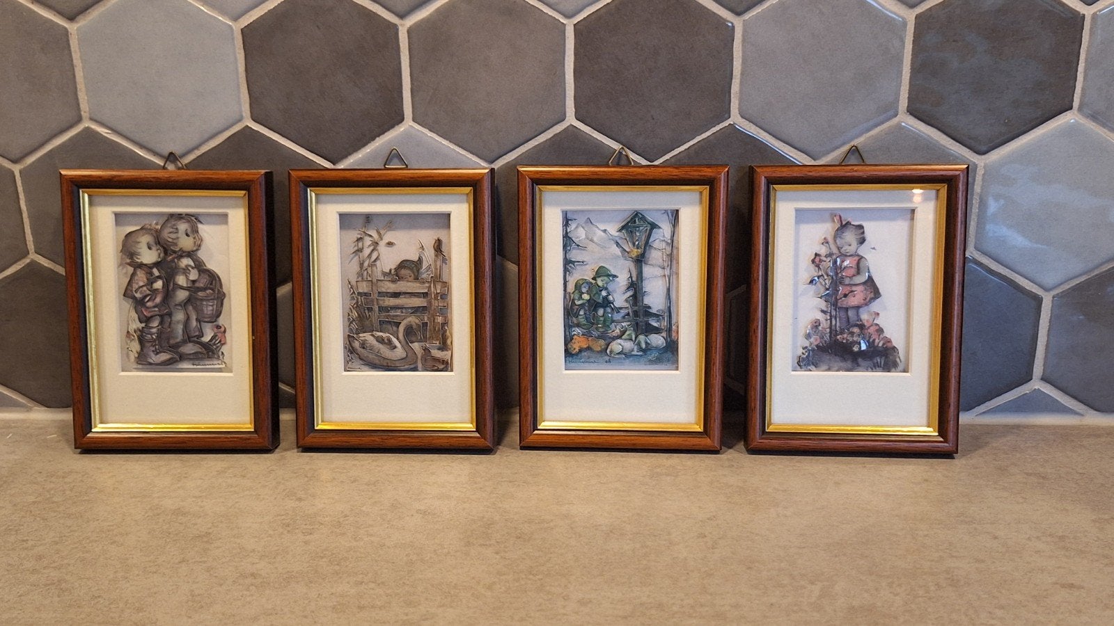 Set van 4 originele M.I. Hummel reproducties in lijst, Antiek en Kunst, Ophalen, Ingelijst, Portret of Personen, Klassiek