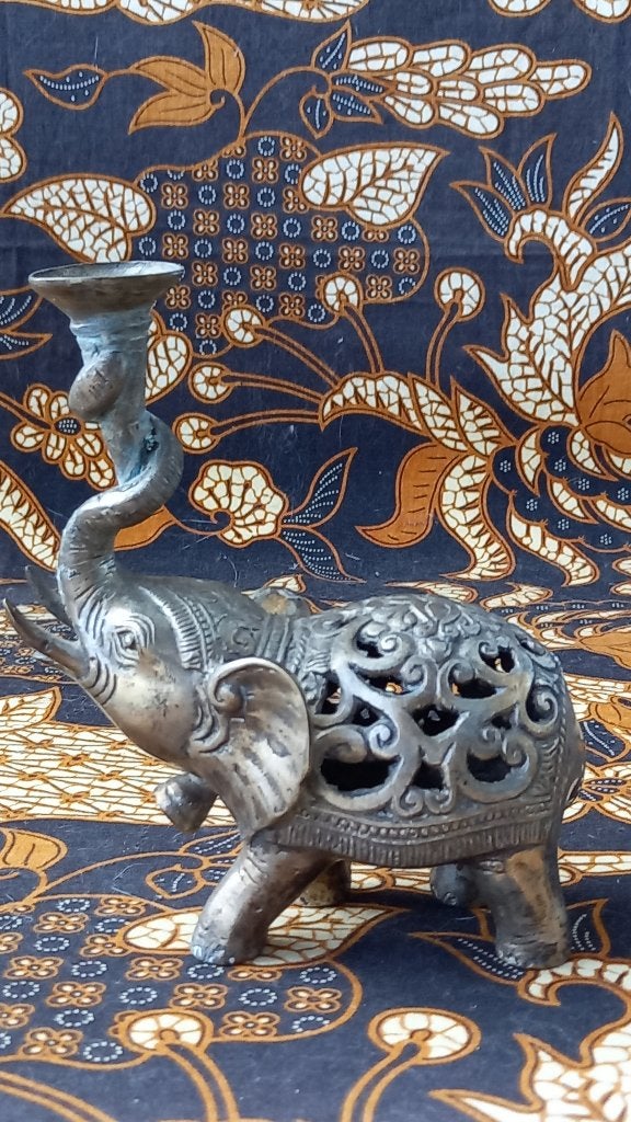 Mooi oud zilverbrons beeldje uit India van een olifant 15 cm