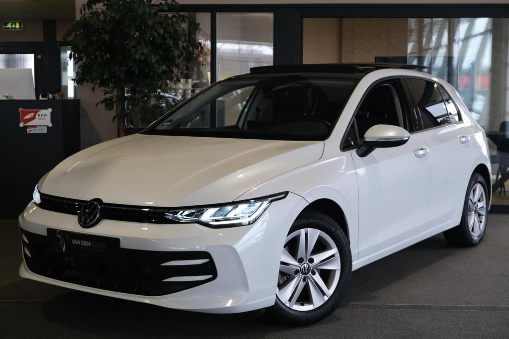 Volkswagen Golf 1.5 TSI 8.5 Life Edition Pano Apple Carplay, Voorwielaandrijving, Lichtsensor, Stof, 4 cilinders