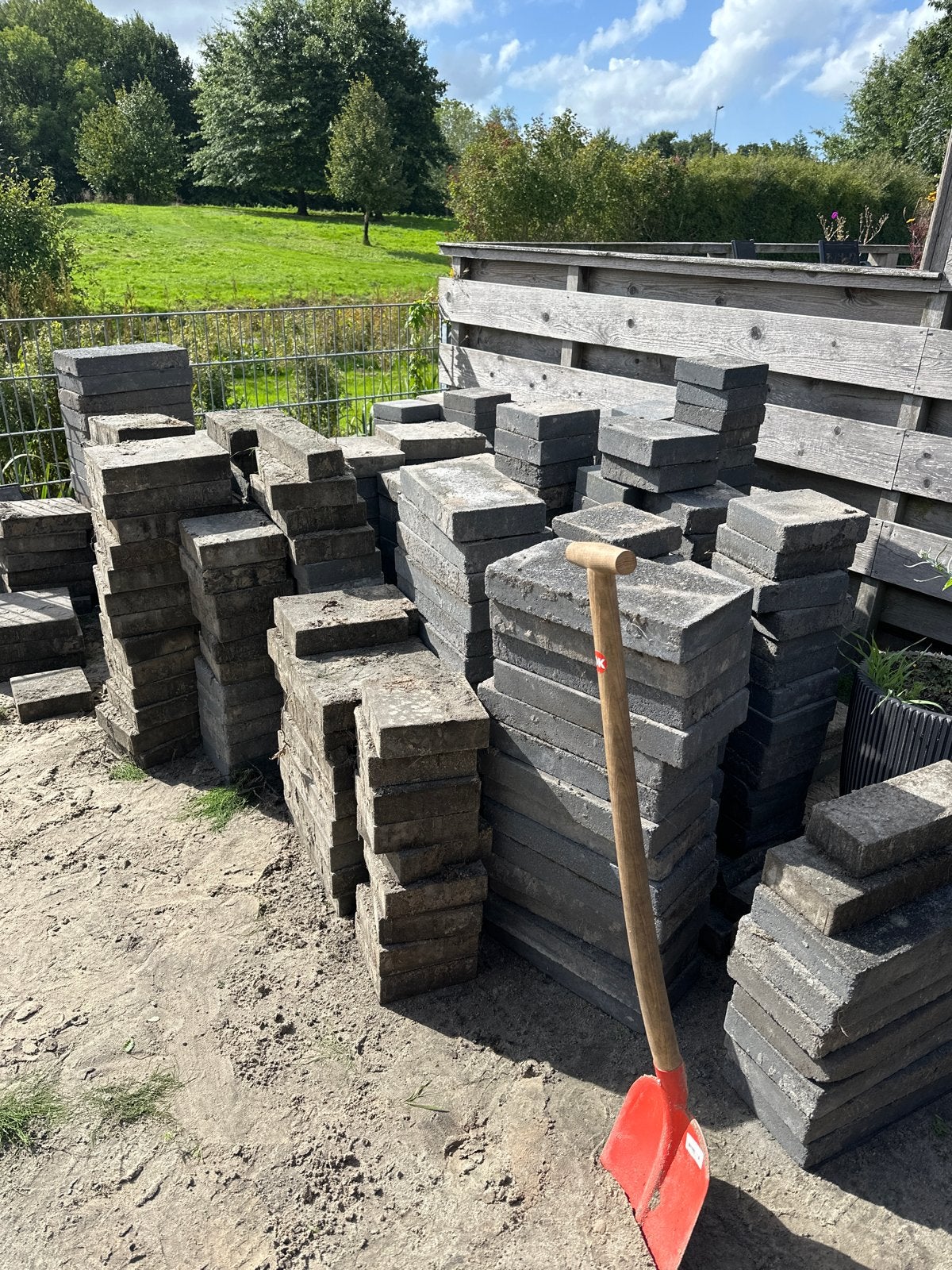 Gebruikte betonnen tegels voor tuin of oprit, Tuin en Terras, Gebruikt, Overige typen, Ophalen of Verzenden, 10 m² of meer