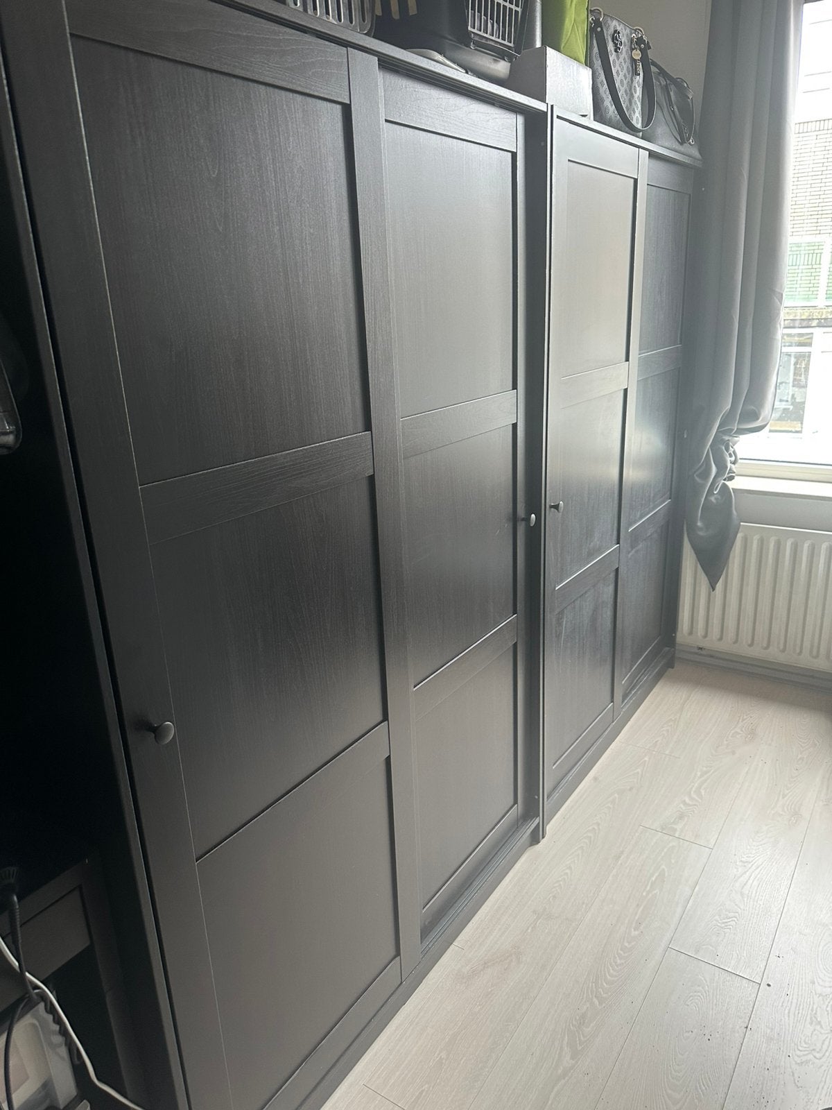 2x zwarte schuifdeur kledingkasten, Huis en Inrichting, Ophalen of Verzenden, Zo goed als nieuw