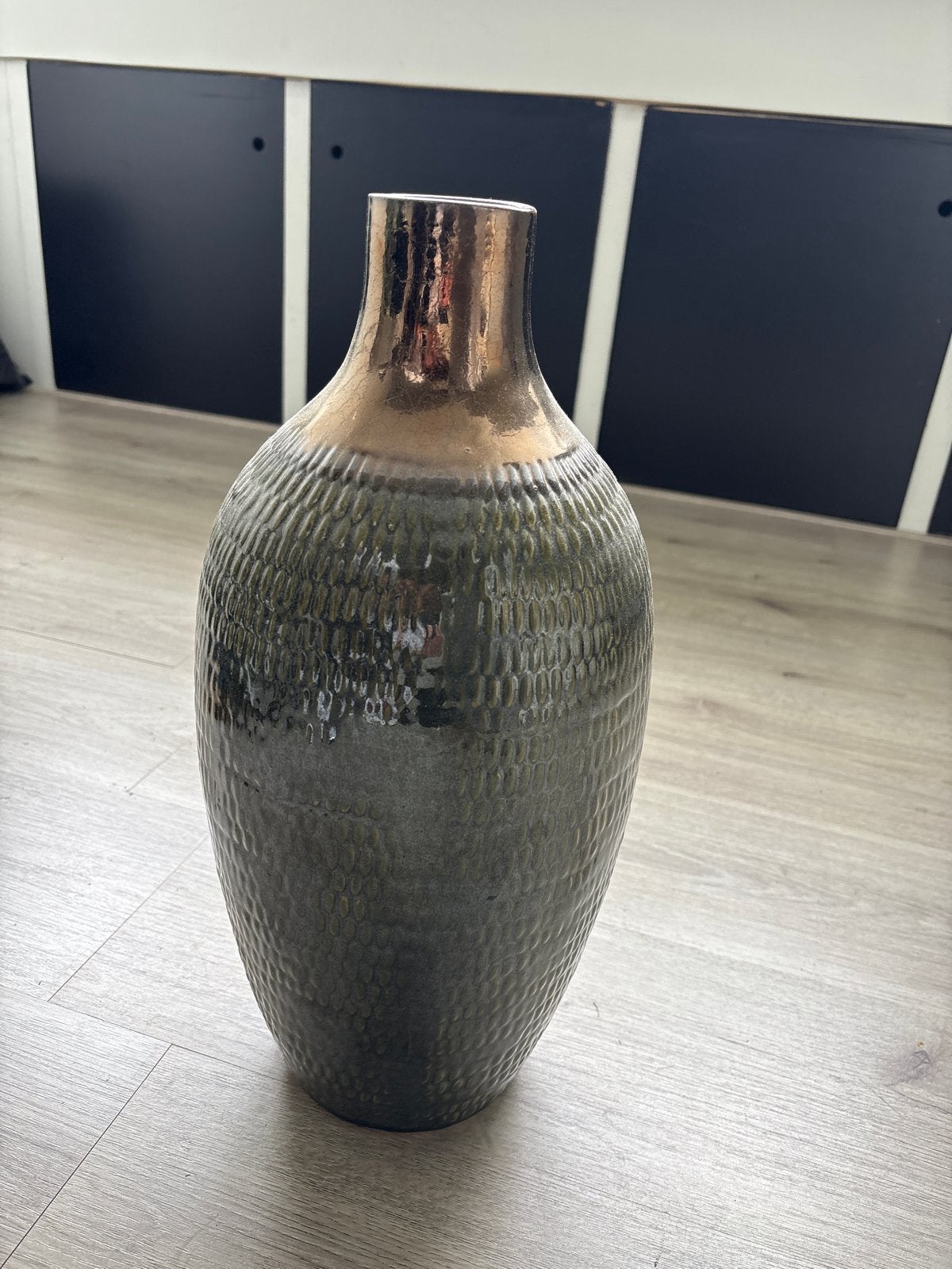 Decoratieve vaas met metallic glans, Ophalen