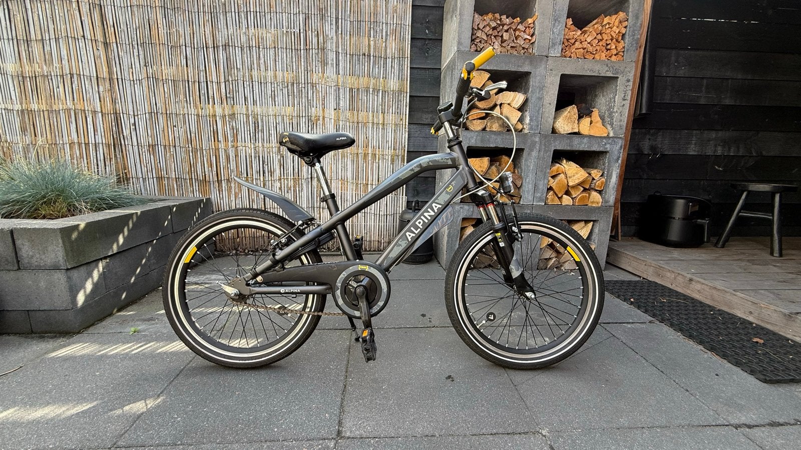 Foto 2 van Alpina Yabber 20 inch - Stoere jongensfiets