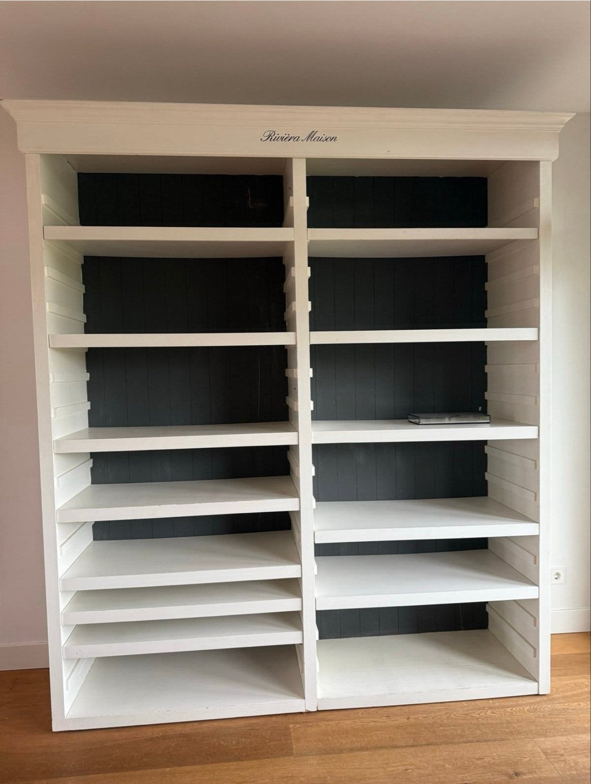 Riviera Maison Boekenkast - Wit met Zwarte Achterwand, Huis en Inrichting, Ophalen, Met plank(en), 200 cm of meer, Zo goed als nieuw