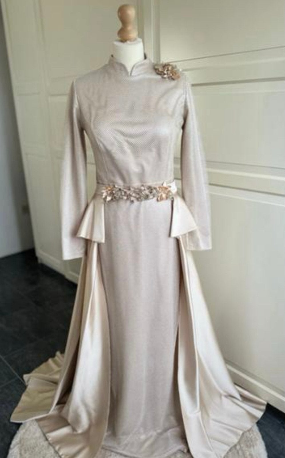 Elegante champagnekleurige gelegenheid/avondjurk met sleep, Maat 38/40 (M), Beige, Ophalen of Verzenden, Zo goed als nieuw