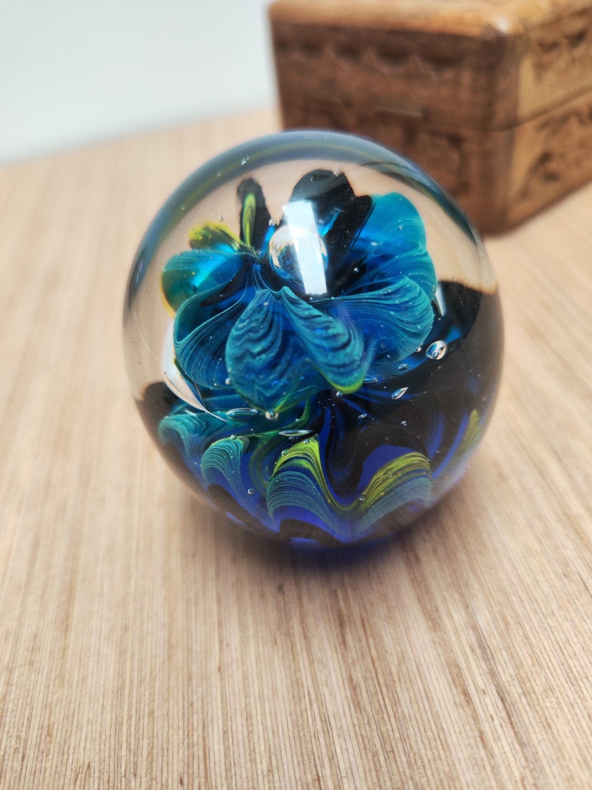 Glazen paperpress paperweight met blauw-groen swirl design, Ophalen of Verzenden