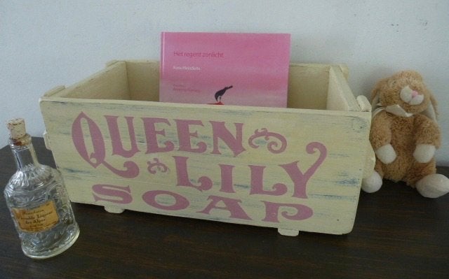 Brocante zeep kist/kistje Queen Lily/vintage/badkamer/Lief, Minder dan 50 cm, 50 tot 100 cm, Grenenhout, Ophalen of Verzenden
