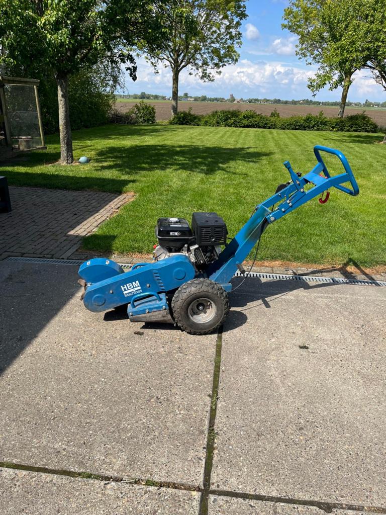 HBM 15.0HP  Boomstronkfrees/stobbenfrees, Ophalen, Benzine, HBM machines, Gebruikt