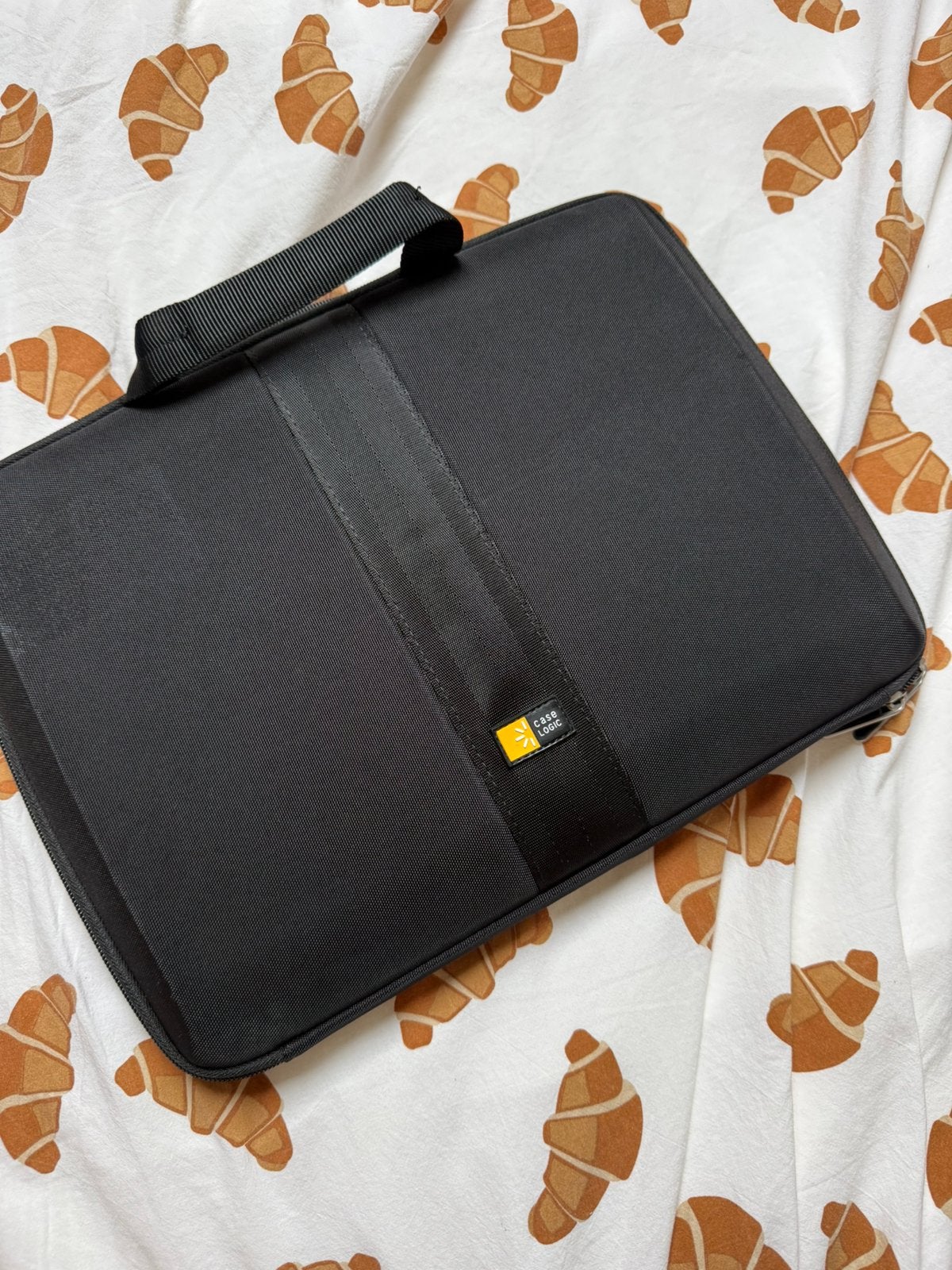 Laptoptas/hoes zwart CASELOGIC, Gevoerd laptopvak, Ophalen of Verzenden, Zo goed als nieuw, Laptophoes