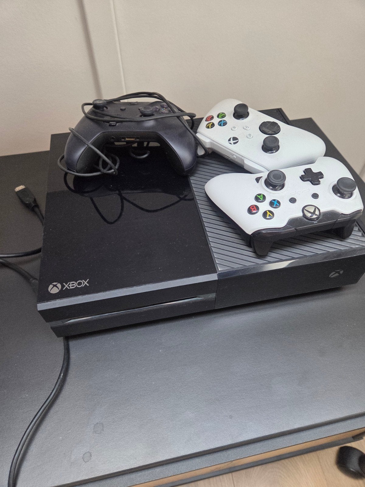 Xbox One met 3 controllers, Spelcomputers en Games, Spelcomputers | Xbox One, Gebruikt, 500 GB, Met 2 controllers, Ophalen of Verzenden