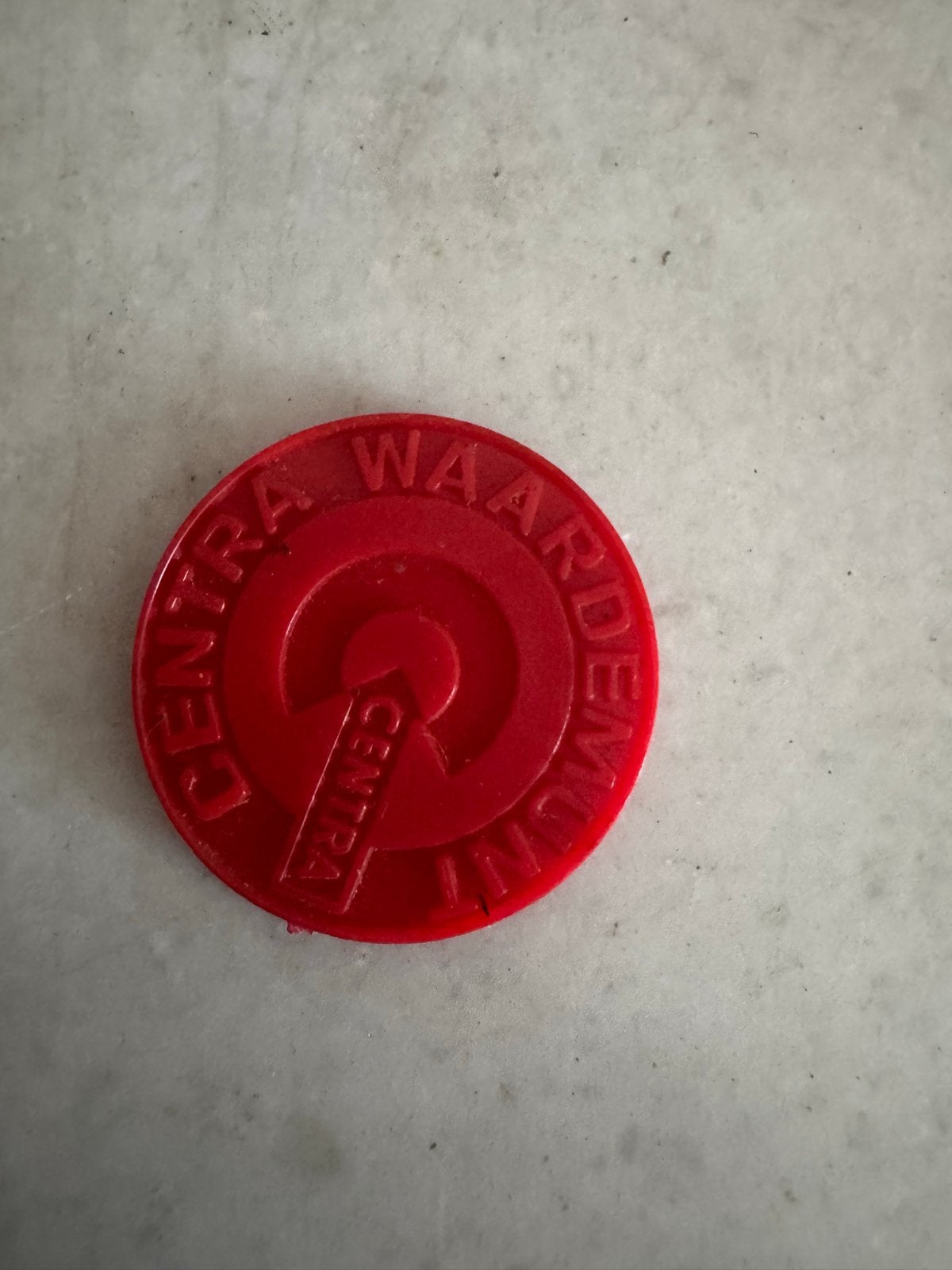 Centra Waardemunt - Rode Plastic Munt, Postzegels en Munten, Penningen en Medailles, Ophalen of Verzenden, Overige materialen