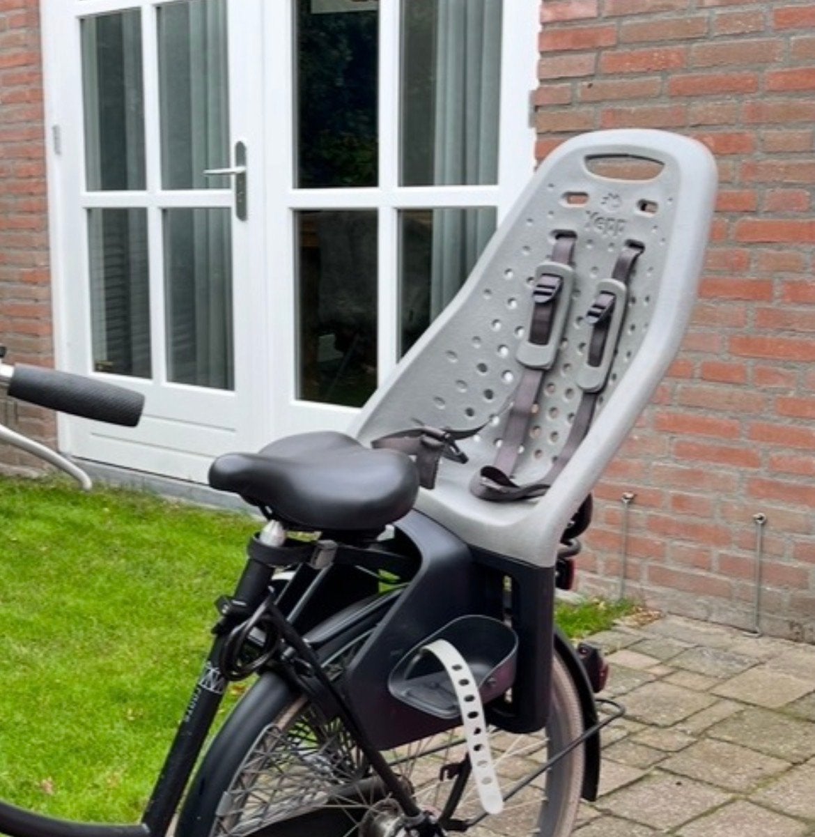 Twee Yepp kinderzitjes voor fiets (voor- en achterzitje), Fietsen en Brommers, Fietsaccessoires | Fietsstoeltjes, Achterzitje