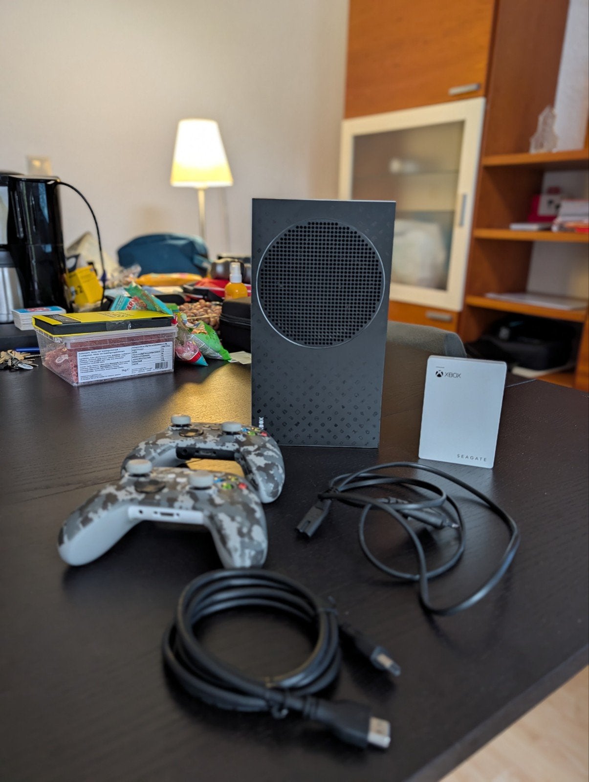Foto 3 van Xbox Series S met 2 controllers en Seagate 2gb uitbreiding