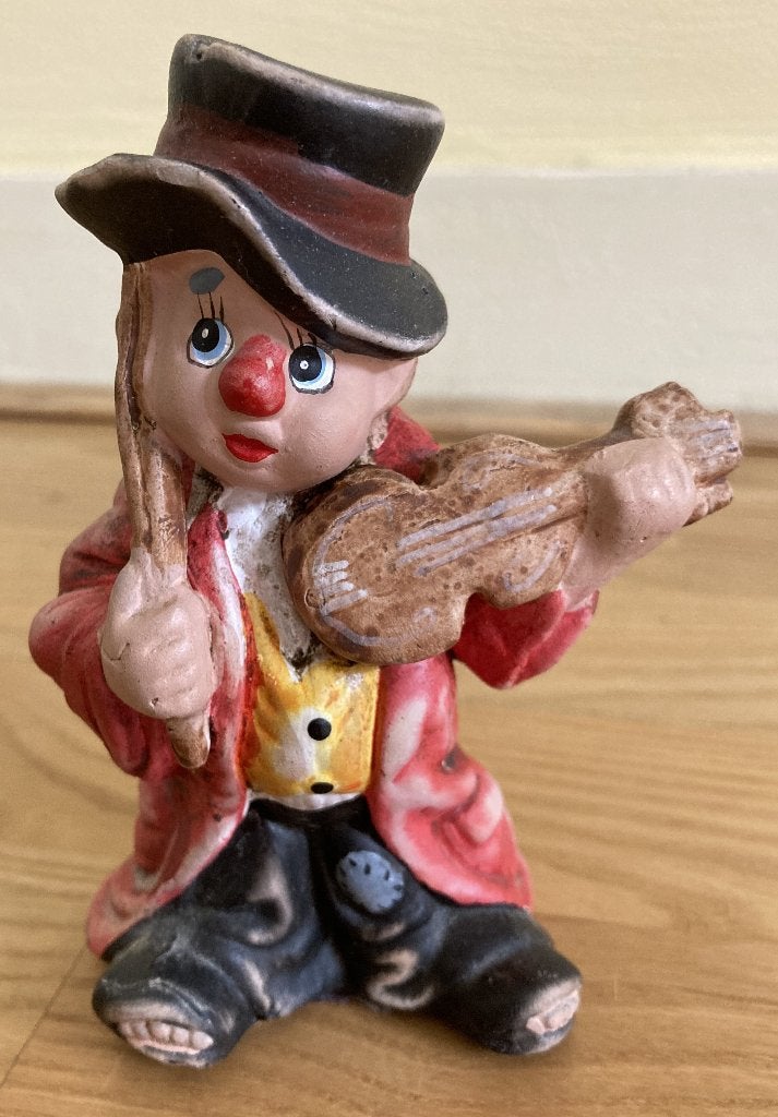 Keramieken beeldje kleurrijke clown met viool, Verzamelen, Beelden en Beeldjes, Ophalen of Verzenden, Zo goed als nieuw, Mens