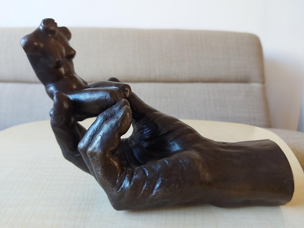 Bronzen Beeld Hand Rodin met vrouw Gesigneerd, Antiek en Kunst, Gemerkt, Ophalen of Verzenden, Brons, 20 - 50 cm